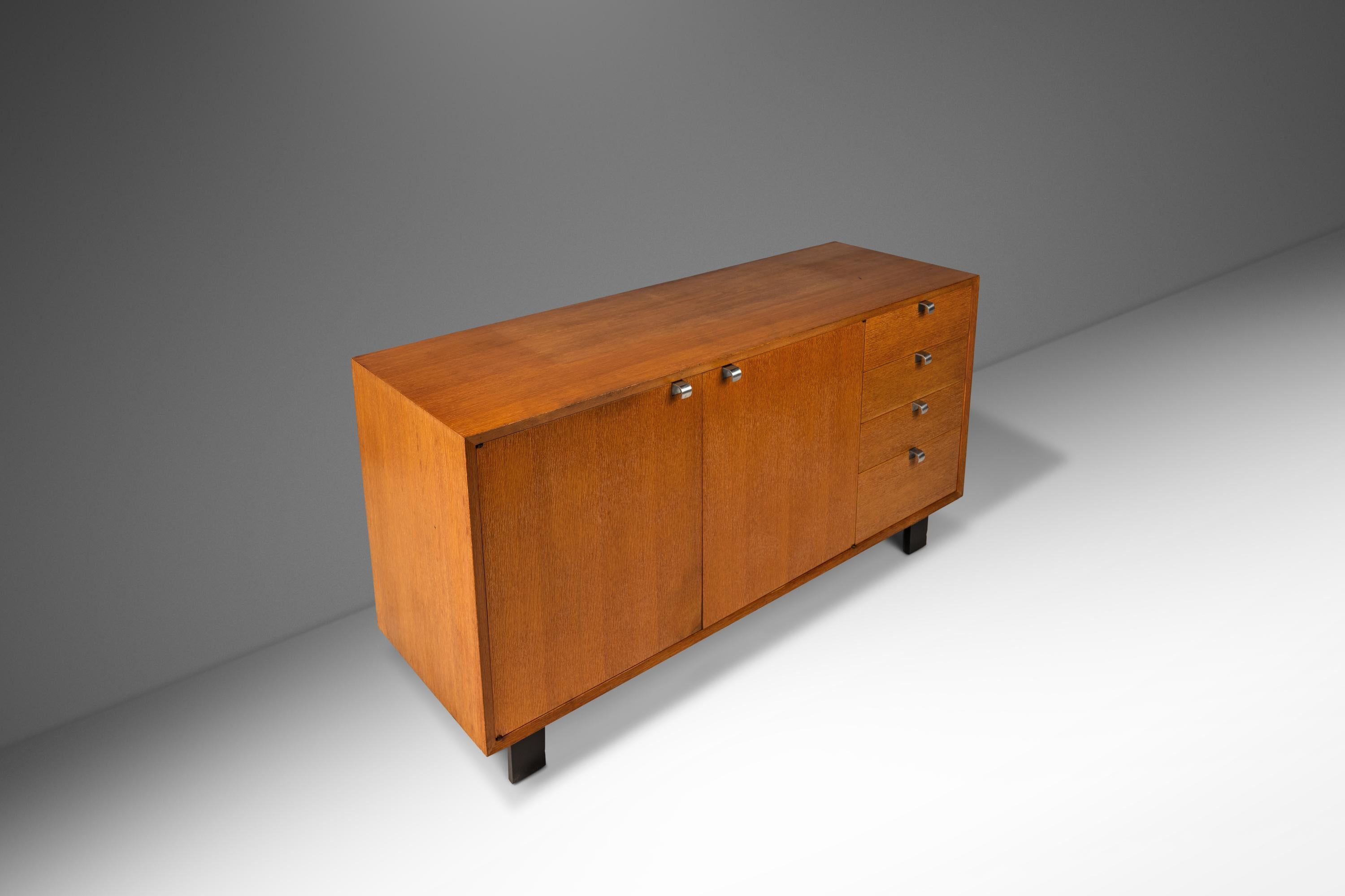 Adoptez le style moderne emblématique du milieu du siècle avec cette crédence exquise conçue par George Nelson pour Herman Miller, qui fait partie de l'estimée série Basic Cabinet, fabriquée aux États-Unis vers les années 1950. Fabriquée en chêne à
