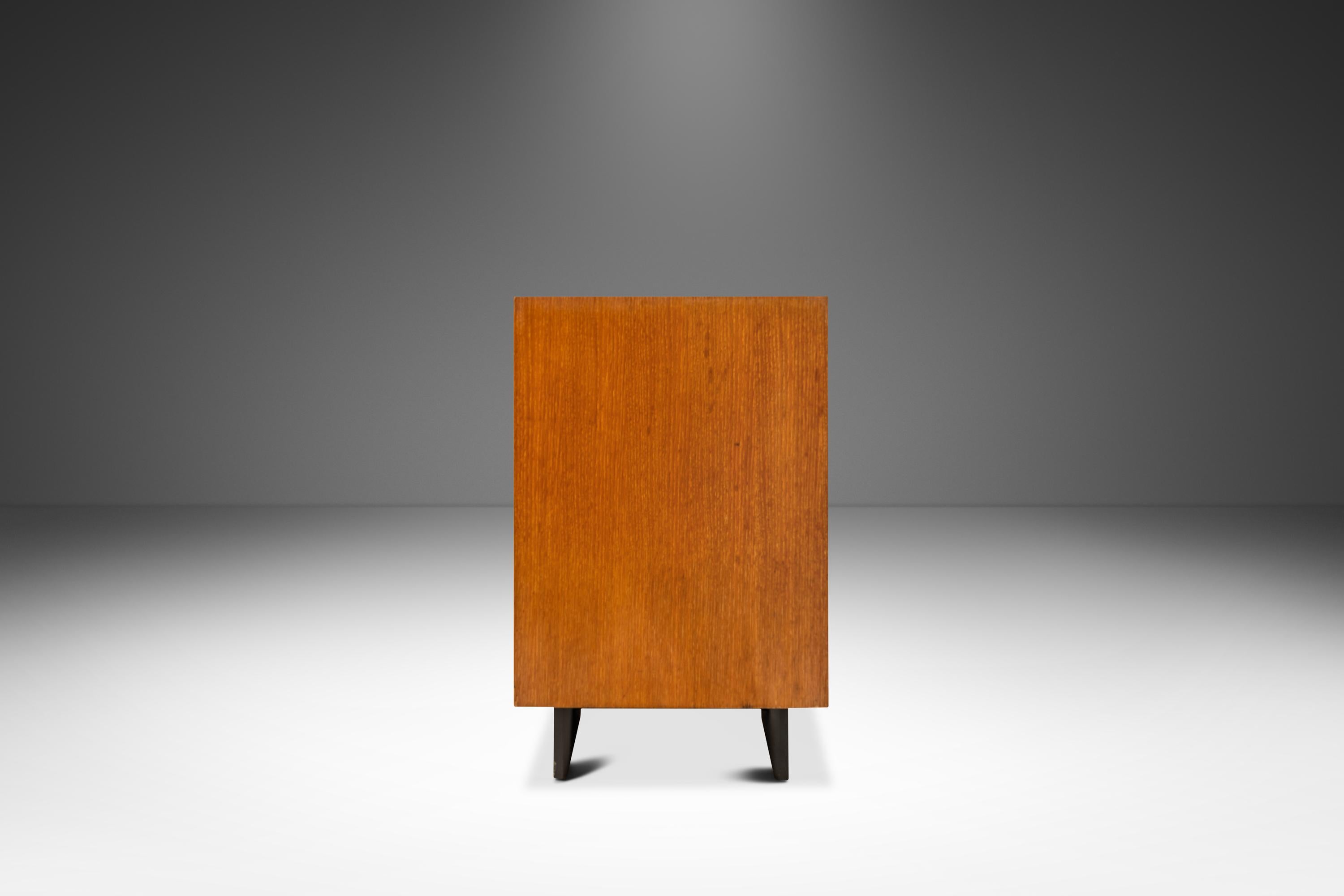 Milieu du XXe siècle Crédence/armoire en chêne de George Nelson pour Herman Miller, États-Unis, vers les années 1950 en vente