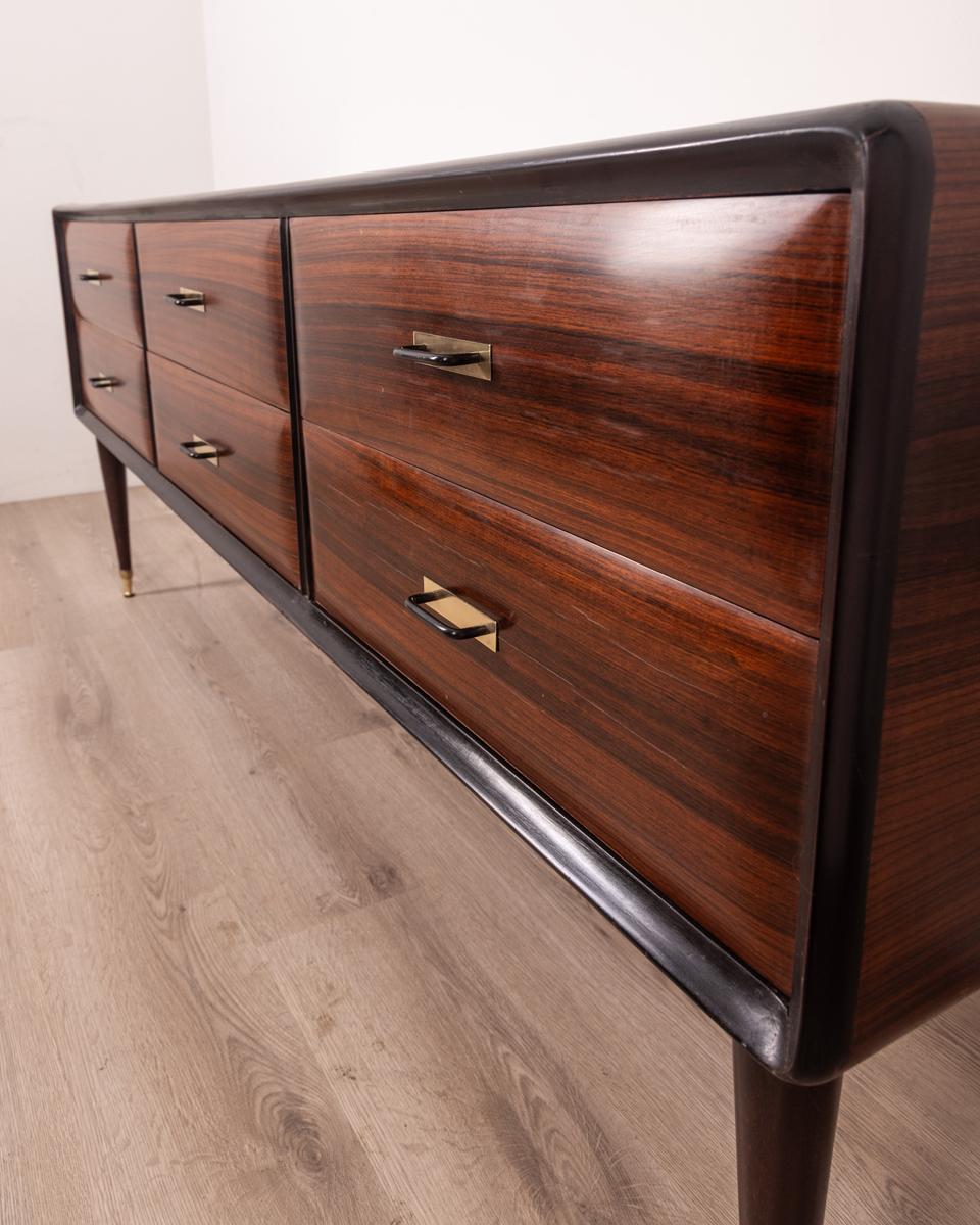 Italian design 1960s vintage rosewood and glass chest of drawers sideboard For Sale 8