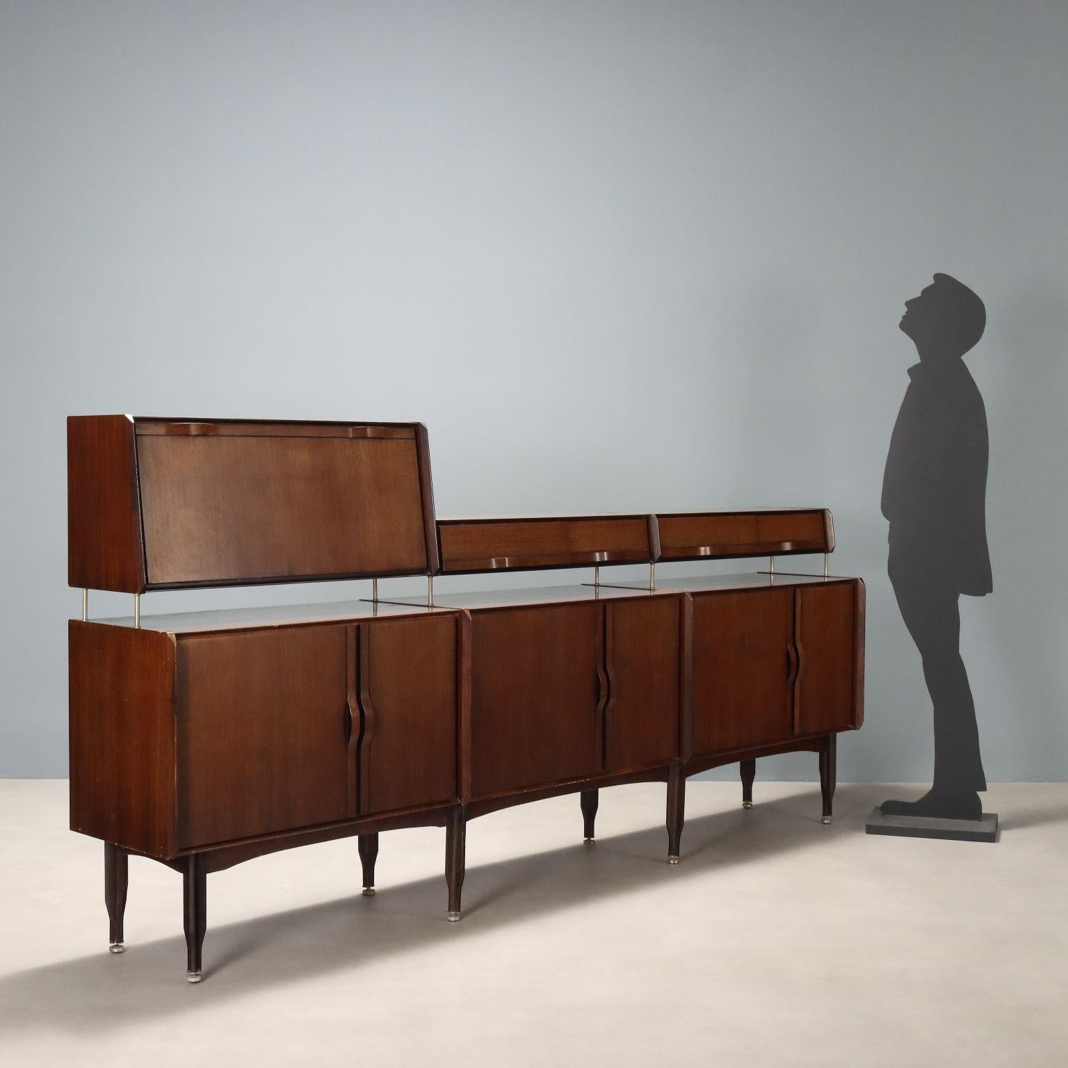 Mobile credenza vintage con impiallacciatura in legno esotico, ante a battente e alzata con anta a ribalta e cassetti.