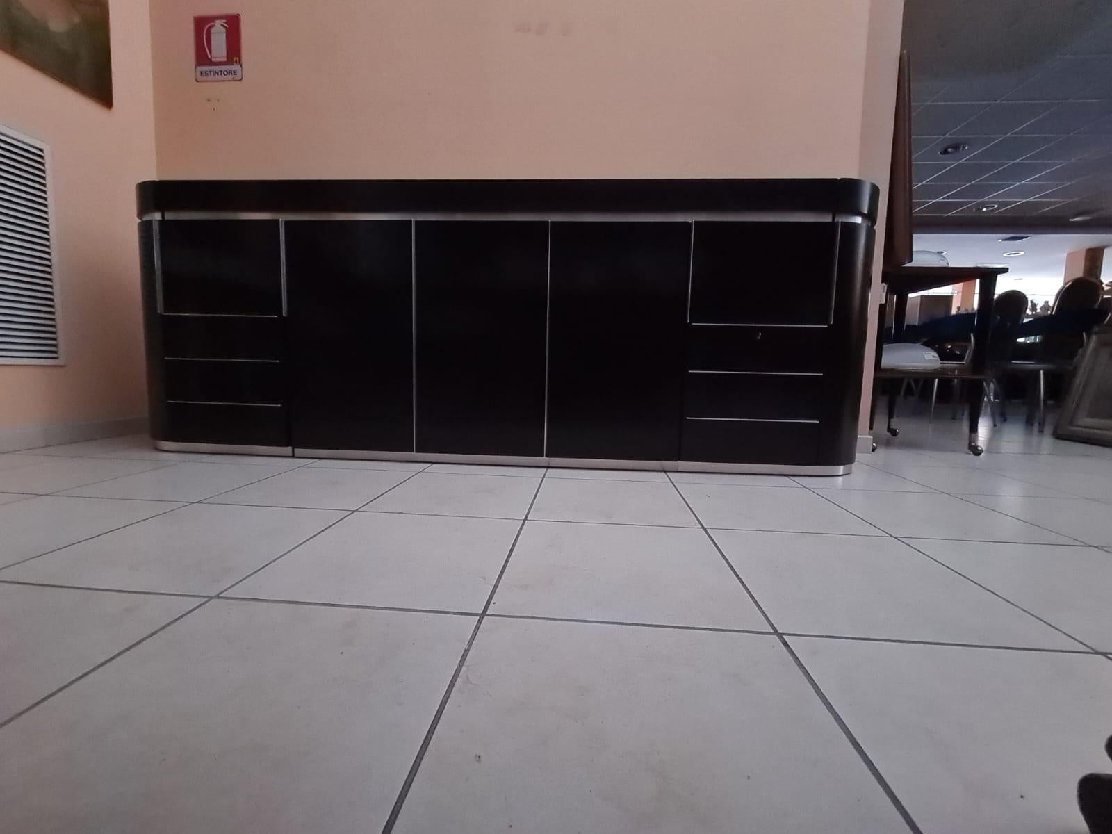 Credenza da centro stondata in legno e acciaio anni 80' in vendita 7