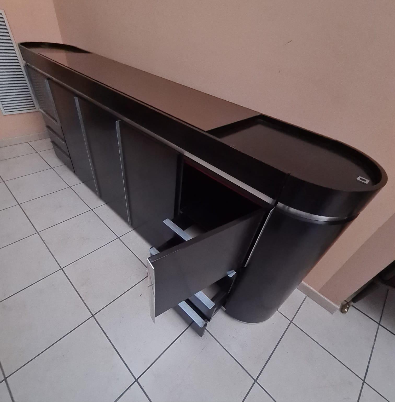 Credenza da centro stondata in legno e acciaio anni 80' In condizioni buone in vendita a Torino, IT