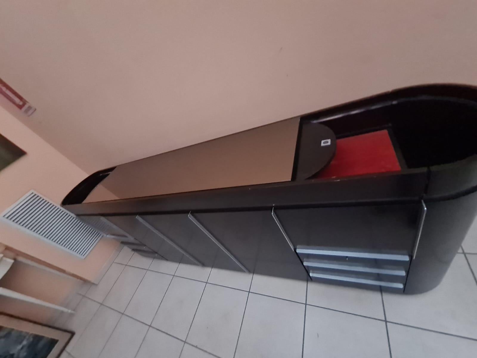 Credenza da centro stondata in legno e acciaio anni 80' in vendita 1