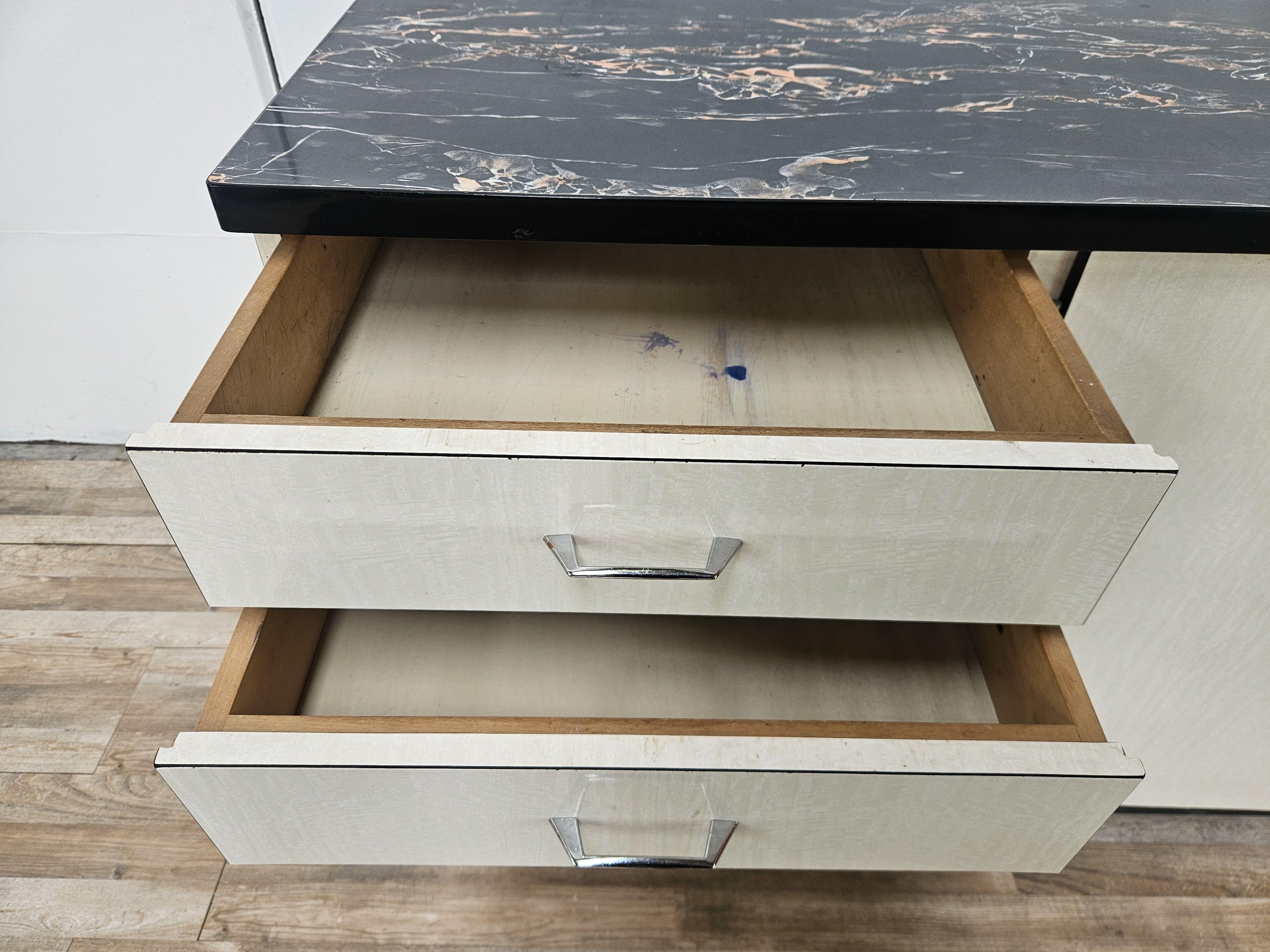 Credenza da cucina in formica anni '70 bianca effetto marmorizzato Mid Century in vendita 7