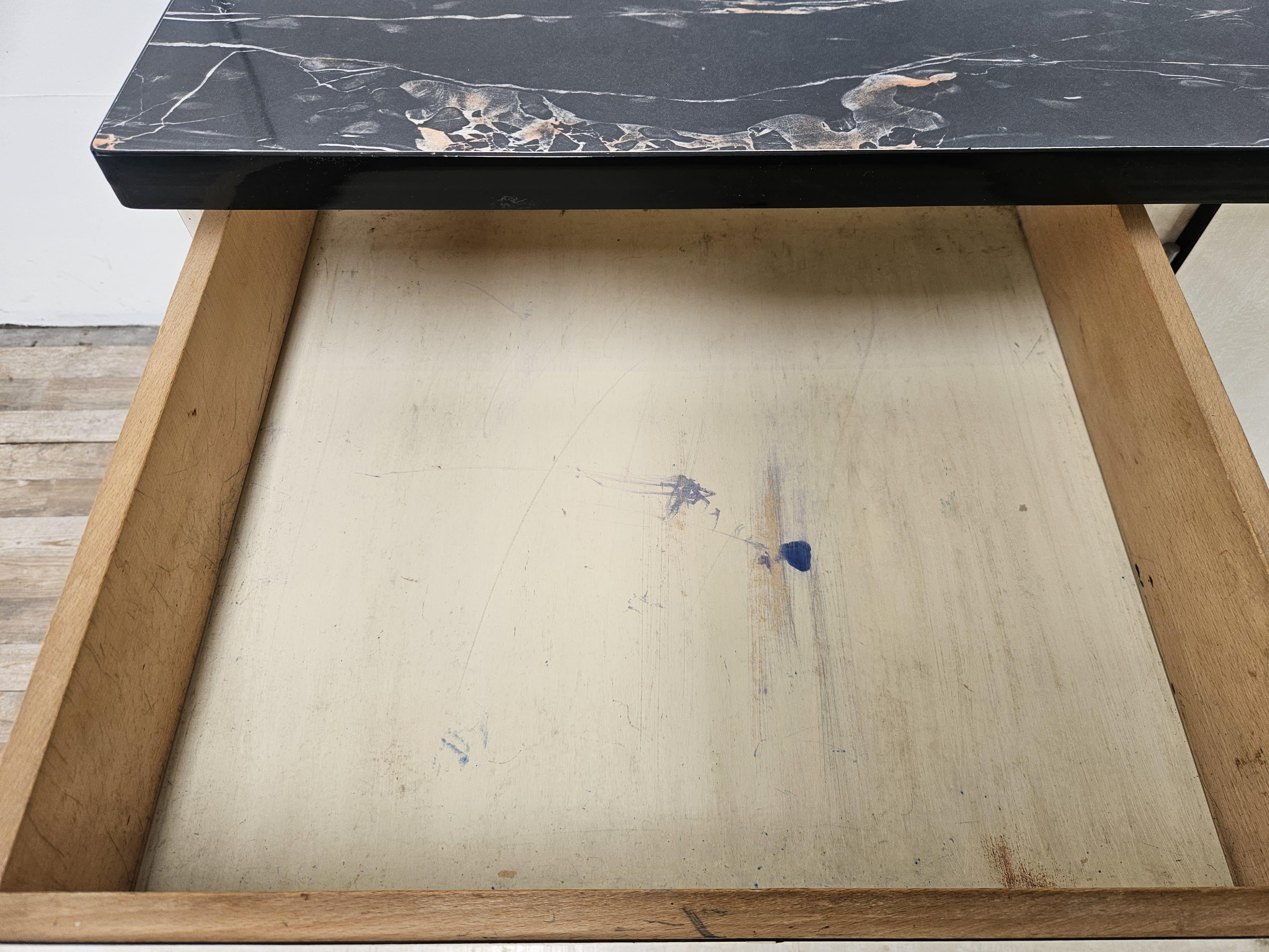 Credenza da cucina in formica anni '70 bianca effetto marmorizzato Mid Century in vendita 8