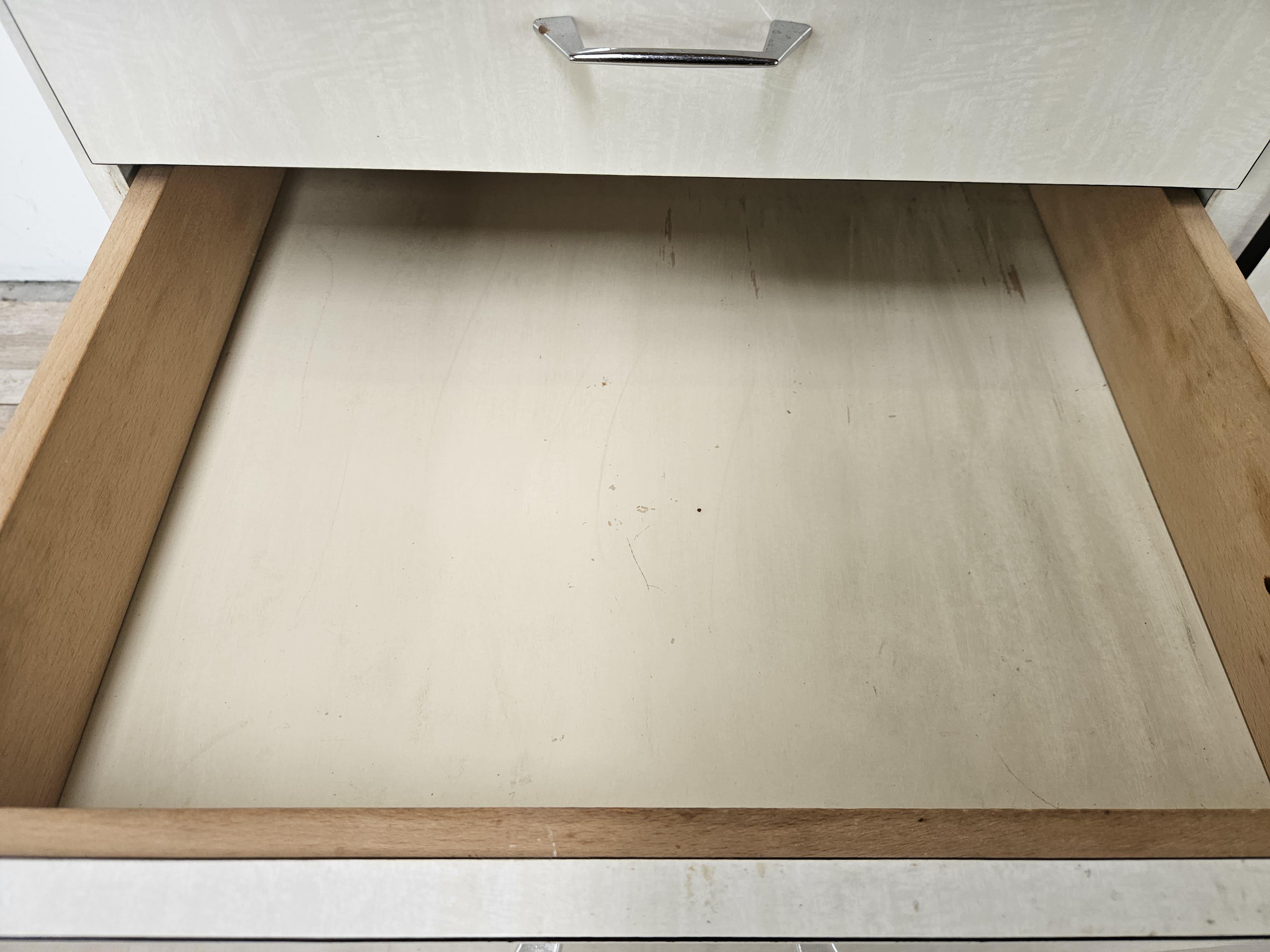 Credenza da cucina in formica anni '70 bianca effetto marmorizzato Mid Century in vendita 9