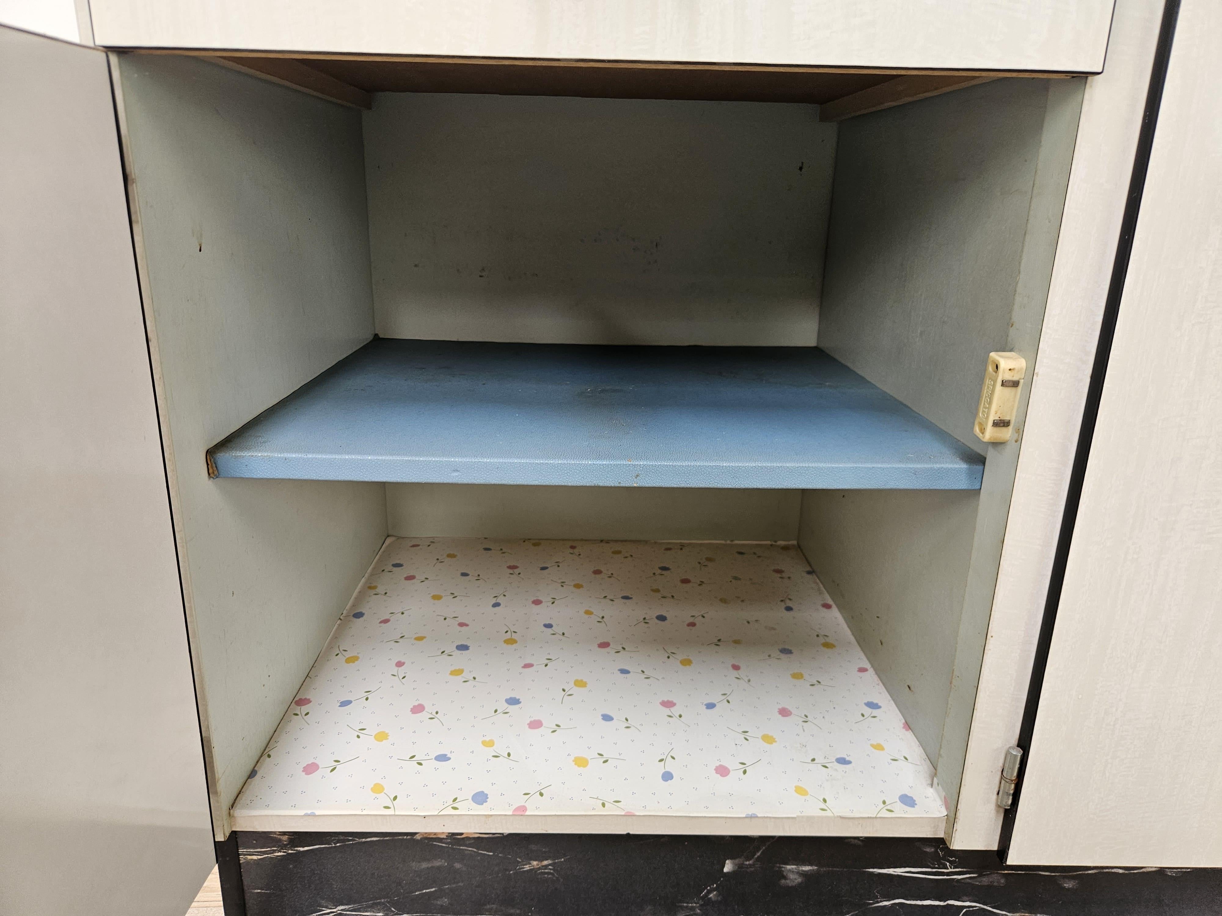Credenza da cucina in formica anni '70 bianca effetto marmorizzato Mid Century in vendita 10