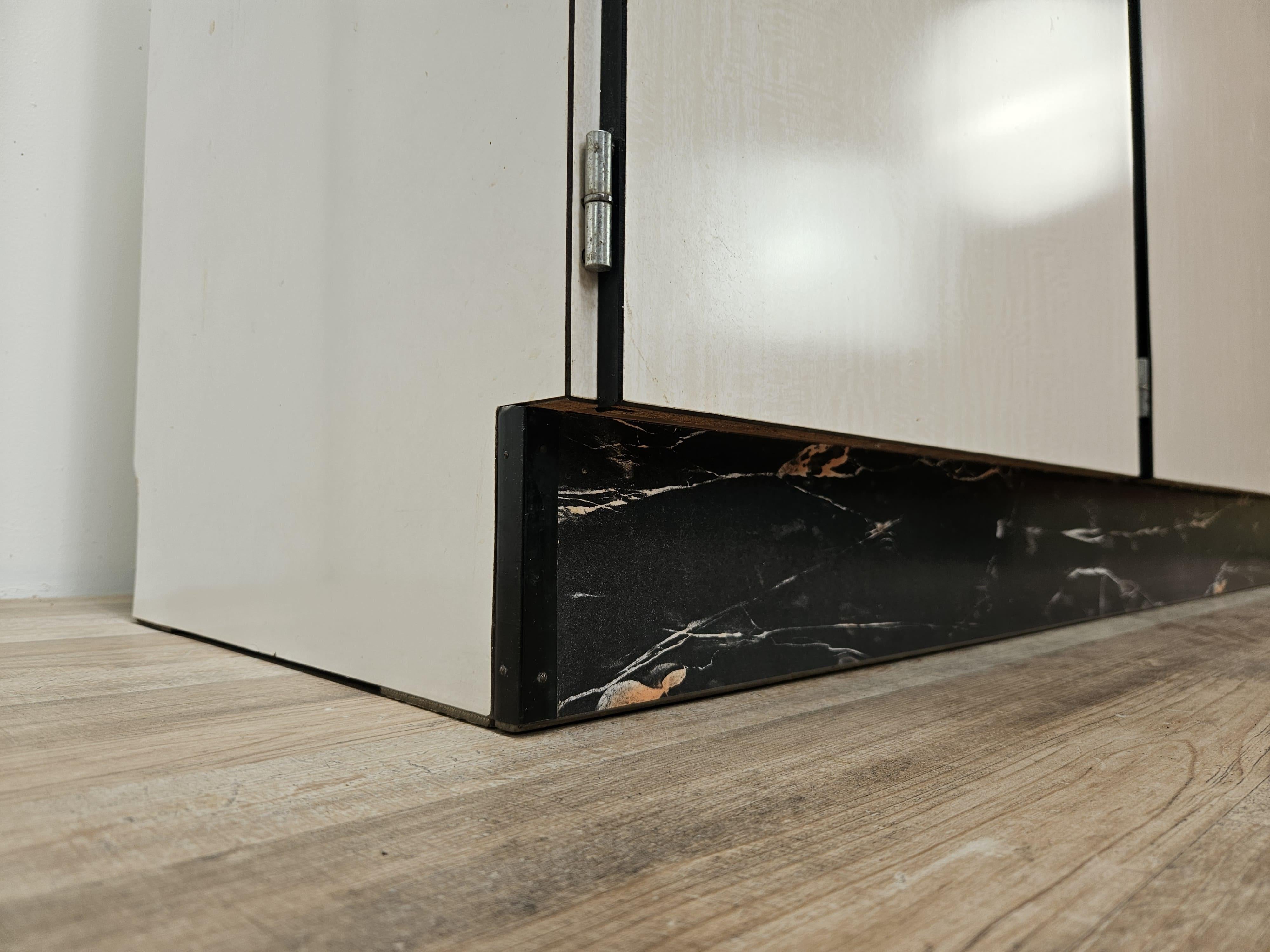 Credenza da cucina in formica anni '70 bianca effetto marmorizzato Mid Century in vendita 13