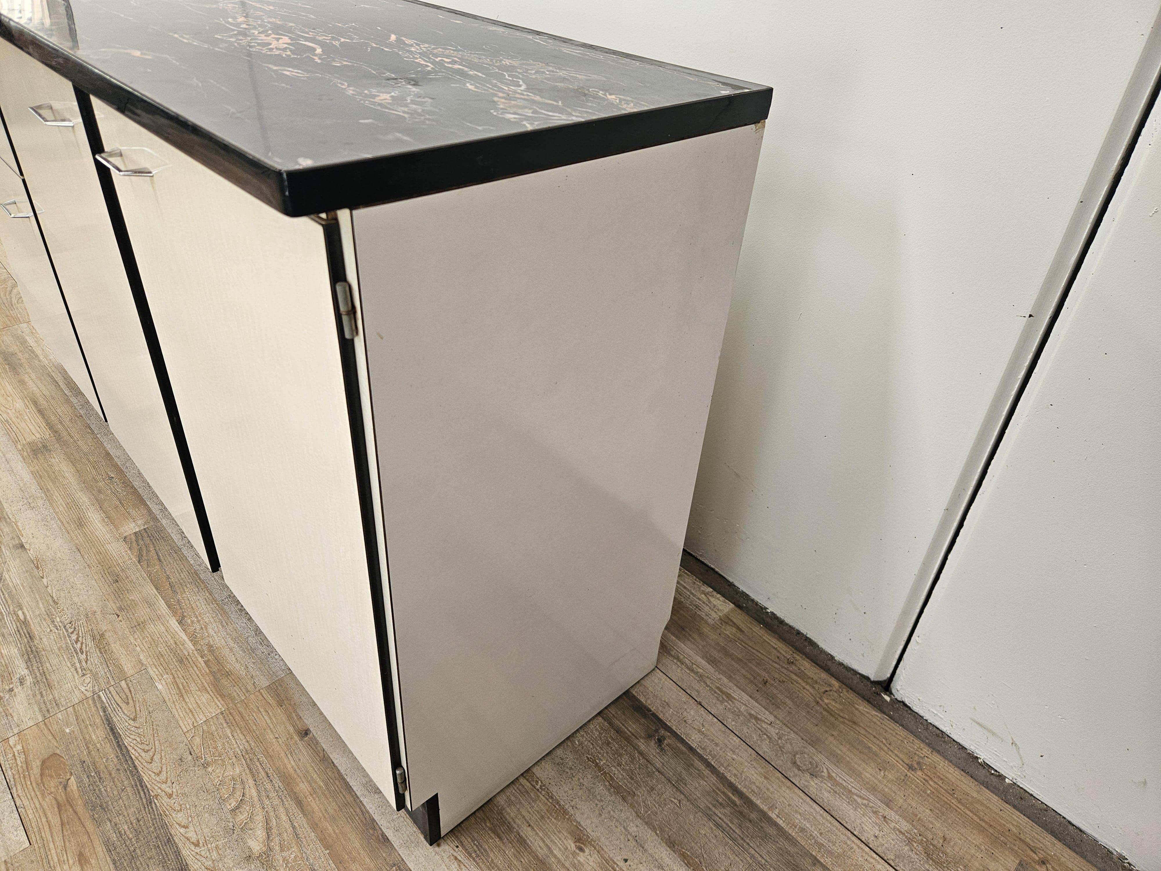 Mid-Century moderno Credenza da cucina in formica anni '70 bianca effetto marmorizzato Mid Century in vendita