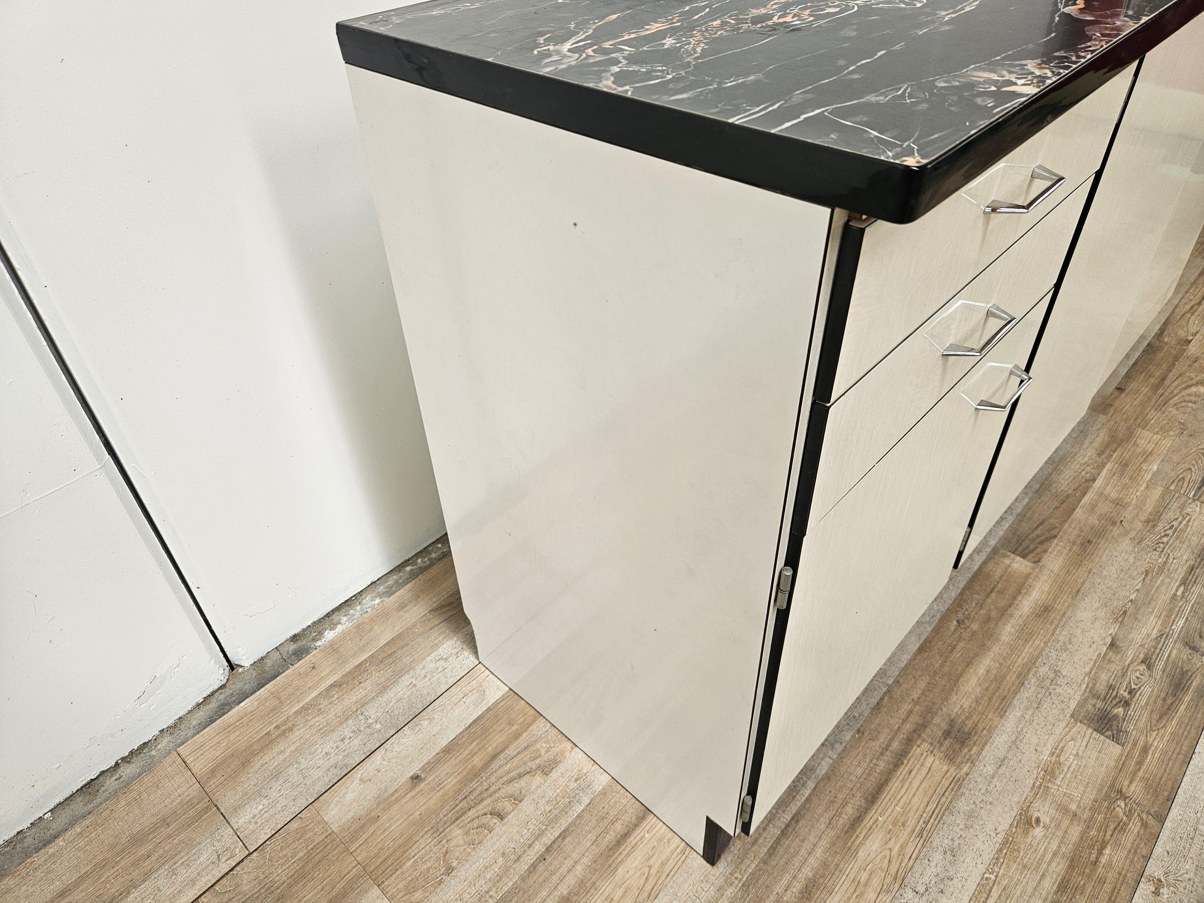 Italian Credenza da cucina in formica anni '70 bianca effetto marmorizzato Mid Century in vendita