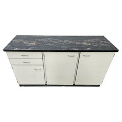 Credenza da cucina in formica anni '70 bianca effetto marmorizzato Mid Century