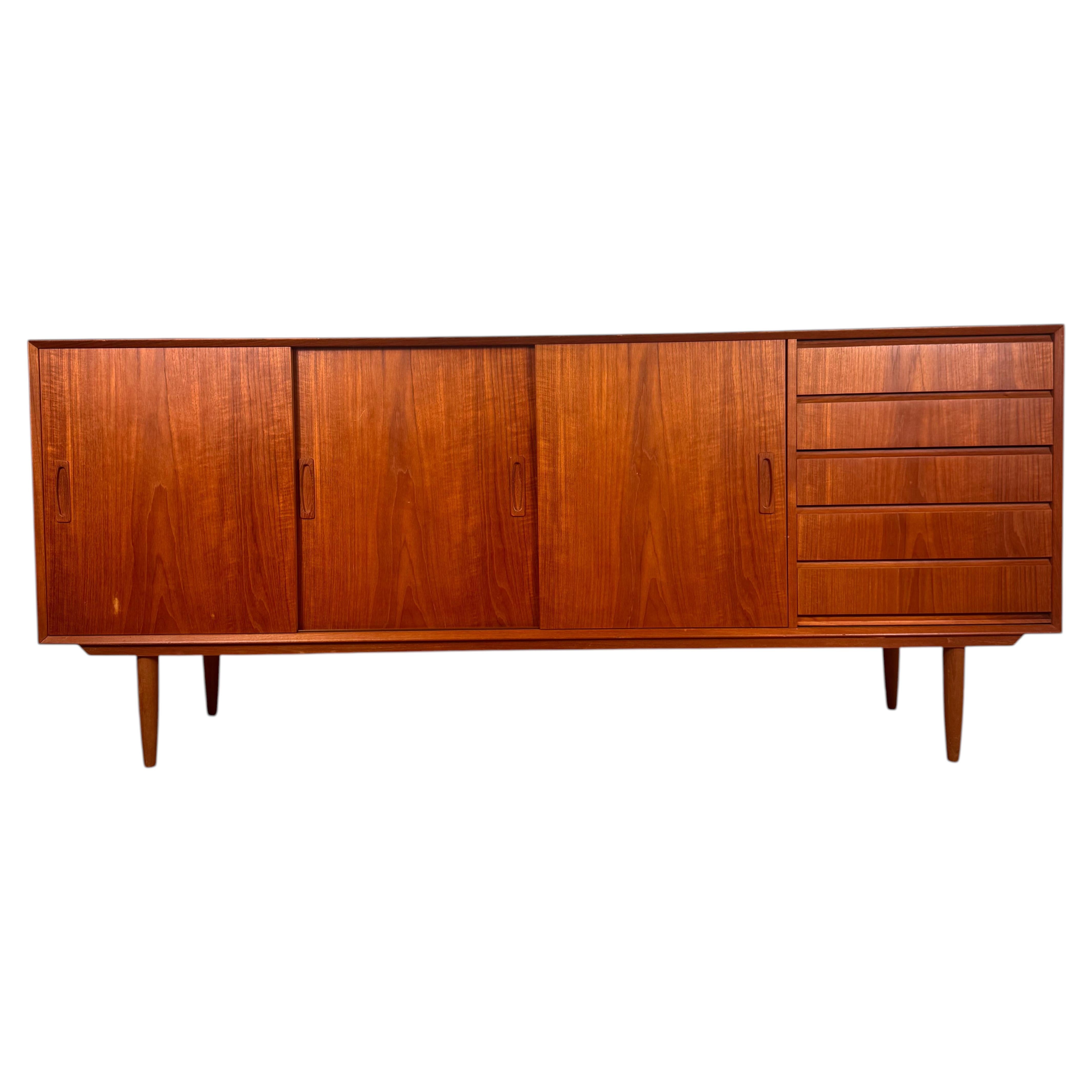 Credenza danese in teak con ante scorrevoli e cassetti, anni ’60 in vendita