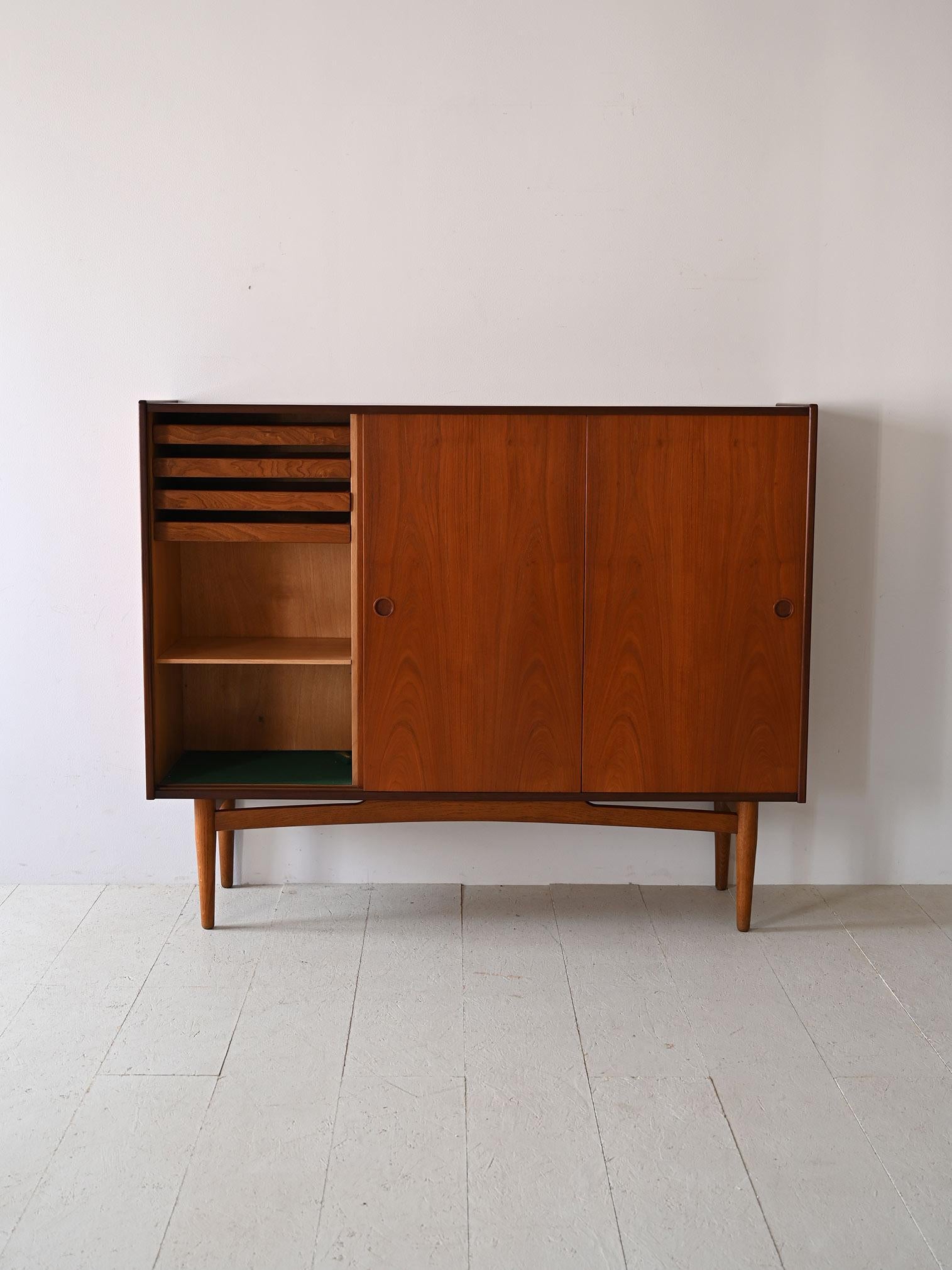 Scandinavo moderno Credenza danese in teak in vendita