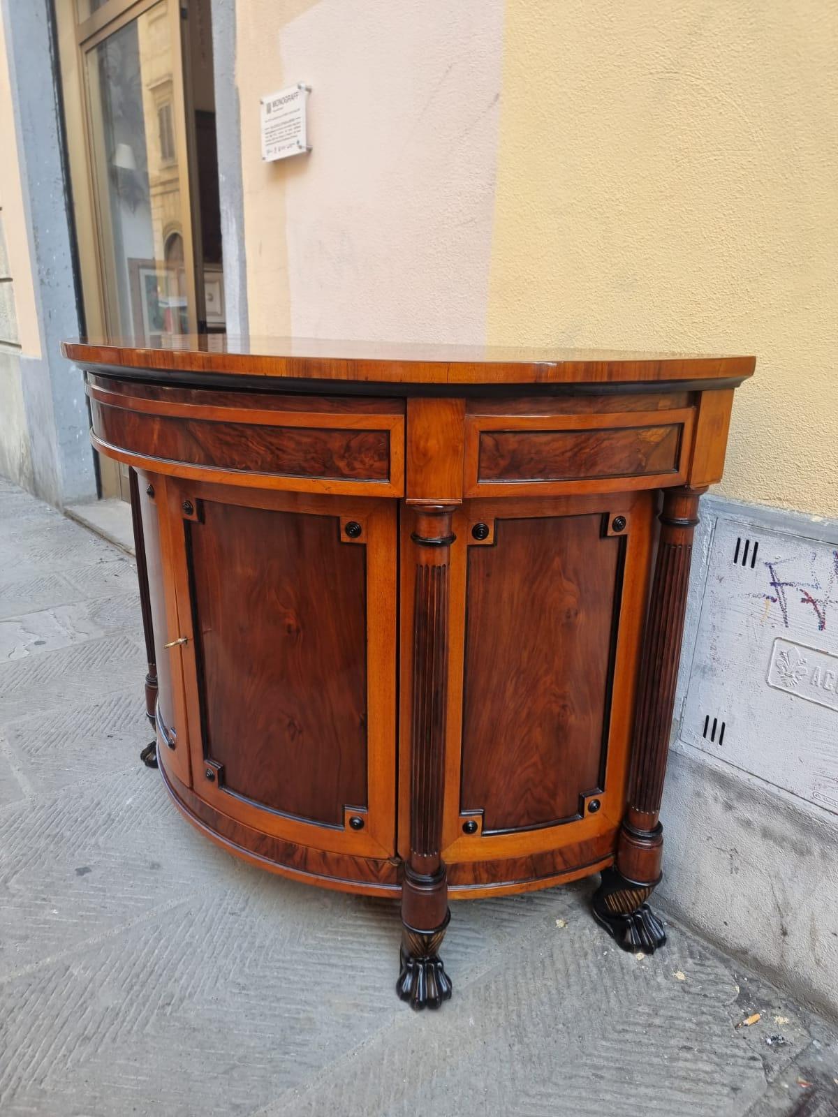 19th century demi lune sideboard In Good Condition For Sale In Firenze, IT
