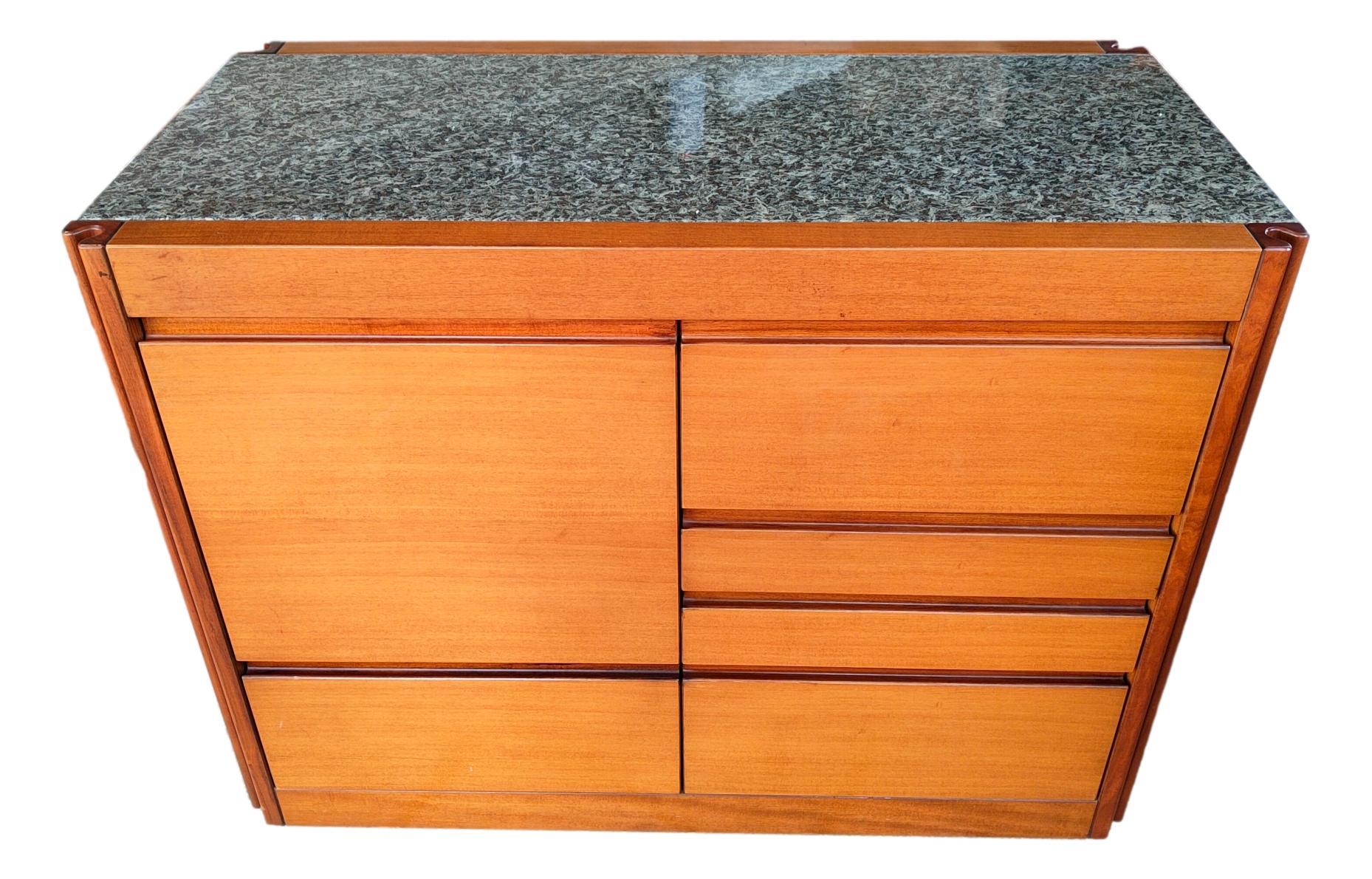 wonderful credenza designed by angelo mangiarotti for Molteni, italy, 1960.
Made in wood wit marble top, in very good conditions.
Only some little signs of time and use, as pics
Look at the other mangiarotti/Molteni items in this store