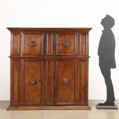 Credenza Doppio Corpo in noce Emilia Inizio XVII Secolo