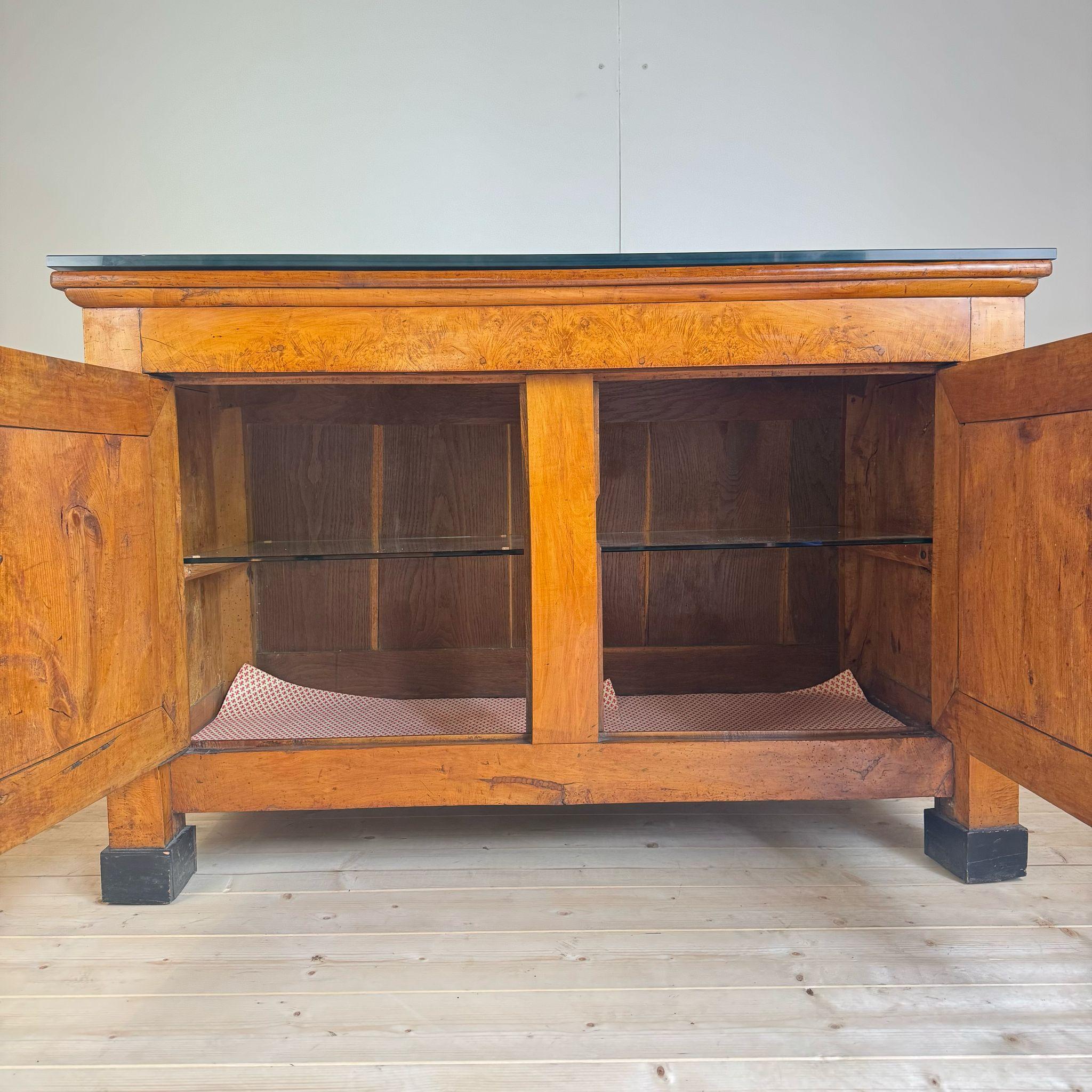 Elegant and important antique dresser in fine walnut wood full Empire-era early 1800s. The sideboard features a beautiful antique patina of solid walnut wood and two full columns with gilded bronze capitals decorating the front.