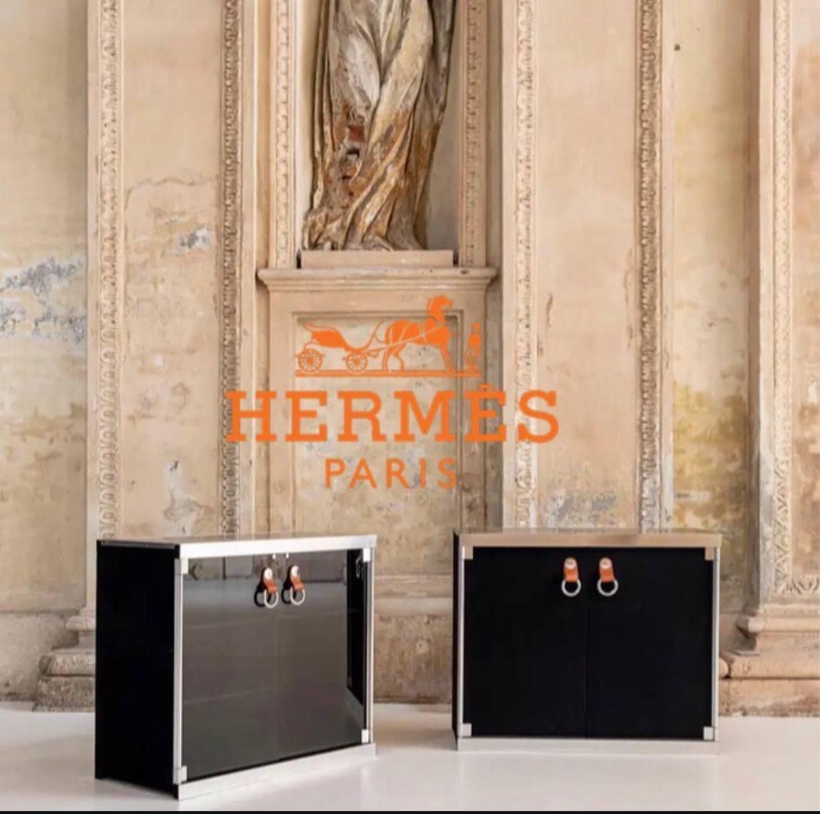 Incroyable et très rare buffet à 6 modules conçu par Guido Faleschini pour Hermès en 1971. Le seul spécimen actuellement sur le marché avec 6 éléments complets.
 Le meuble comporte un élément central avec des tiroirs, deux avec des portes en verre