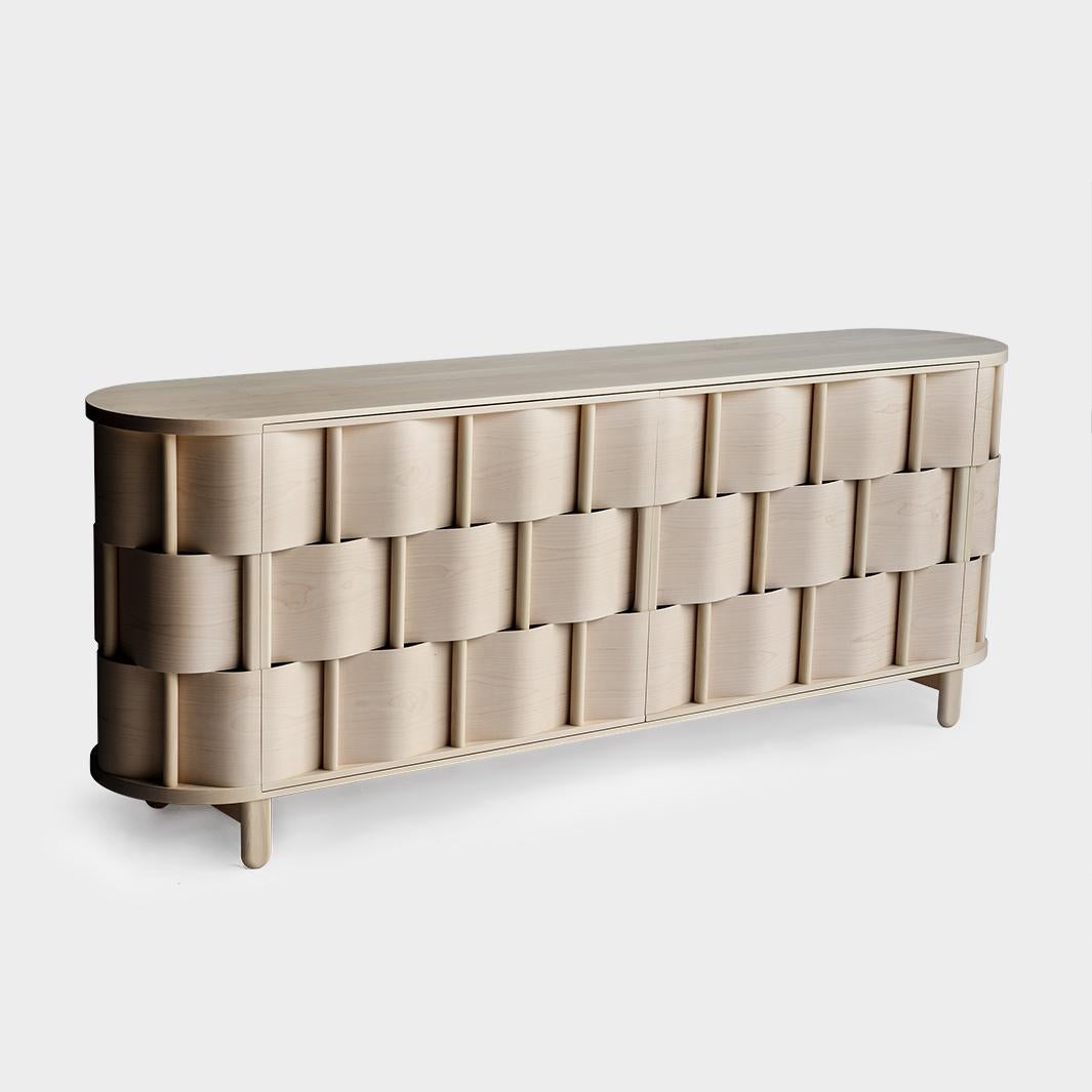 Weben Doppelseitig  
Credenza, hergestellt aus Massivholz und Furnier. Modern und doch klassisch, kühn und doch bescheiden - die Kredenz ist ein großartiges Beispiel für skandinavisches, zeitgenössisches Design. Entworfen von Lukas Dahlén.

Die