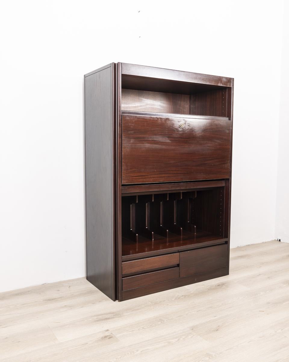 Anrichte aus Palisanderholz mit zentraler, klappbarer Schublade und Schreibtischfunktion mit Schlüssel:
Entwurf Angelo Mangiarotti für Molteni, 1960er Jahre.

ZUSTAND: In gutem Zustand, kann Gebrauchsspuren aufweisen.

ABMESSUNGEN: Höhe 141 cm;