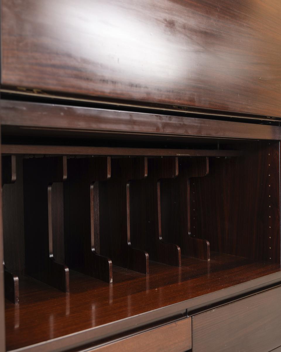 1960er Jahre Highboard-Holzanrichte, entworfen von Mangiarotti für Molteni (Moderne der Mitte des Jahrhunderts) im Angebot