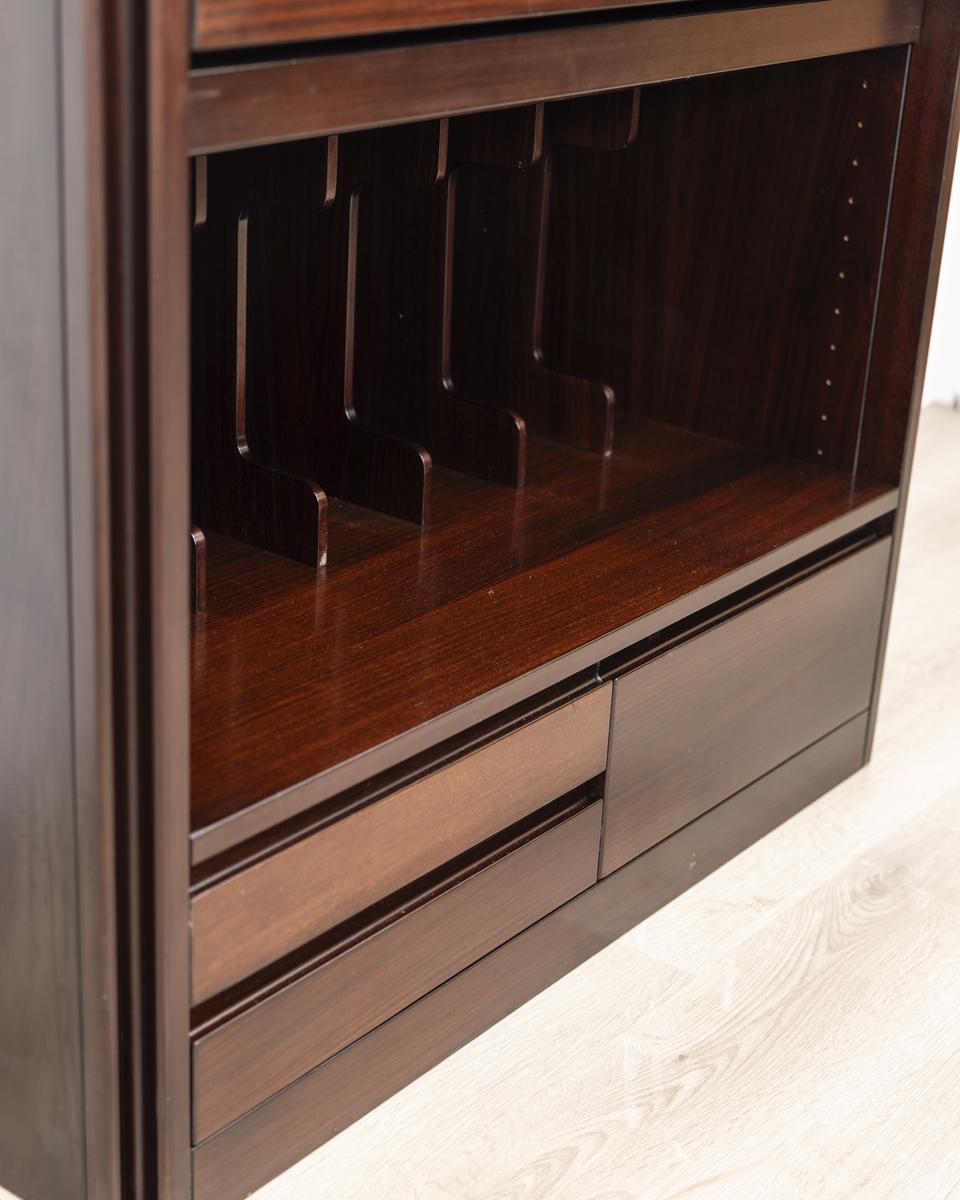 1960er Jahre Highboard-Holzanrichte, entworfen von Mangiarotti für Molteni (Mid-20th Century) im Angebot