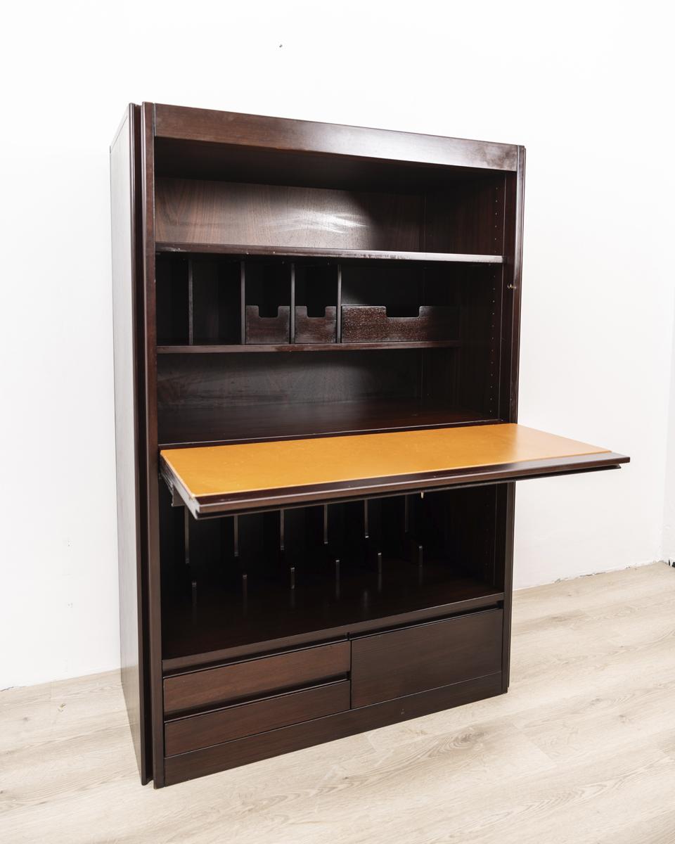 1960er Jahre Highboard-Holzanrichte, entworfen von Mangiarotti für Molteni im Angebot 1