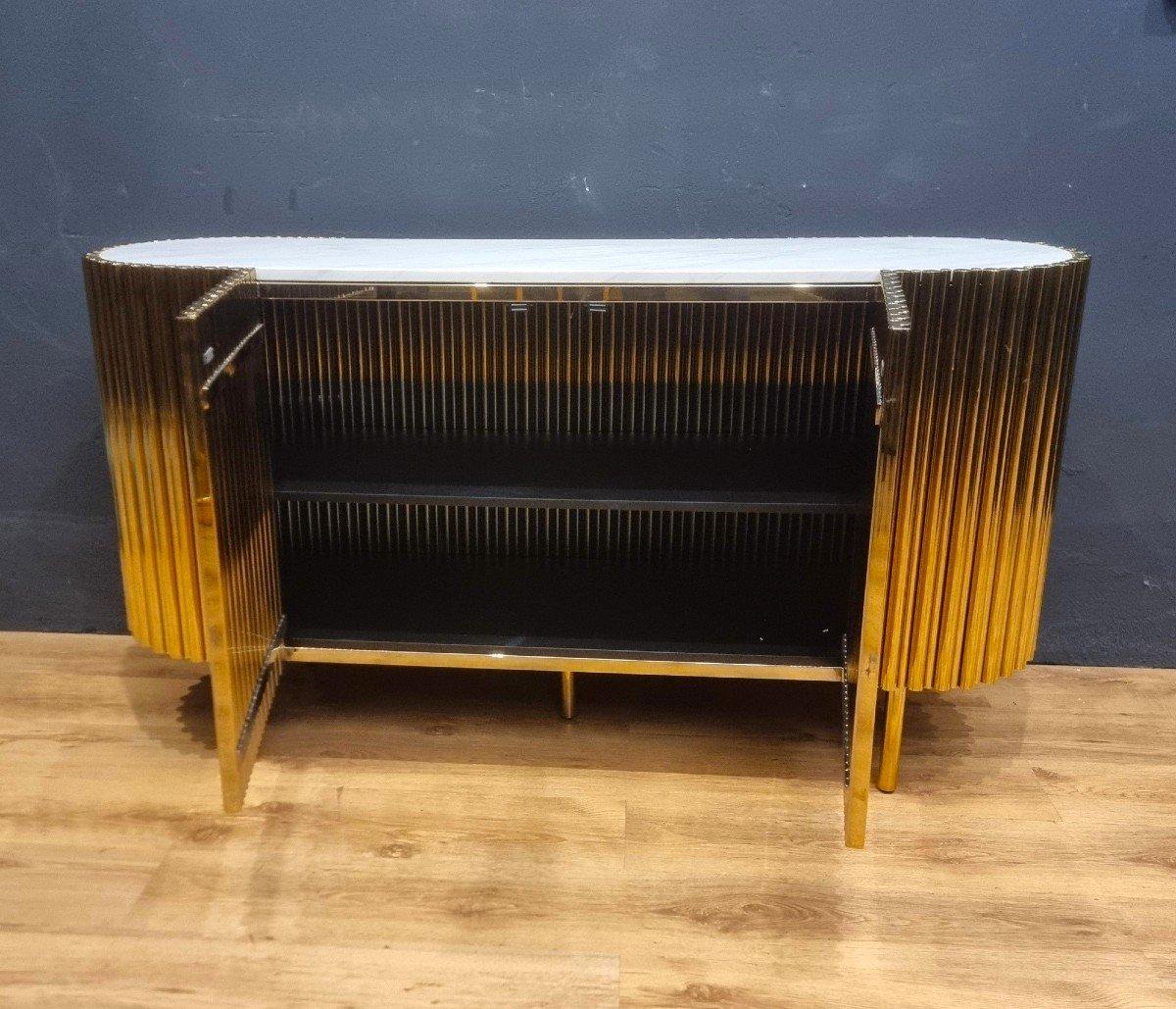 
Vintage Golden Steel Sideboard mit Marmorplatte
Dieses Sideboard aus vergoldetem Vintage-Stahl mit Marmorplatte ist ein einzigartiges Designerstück, das jedem Raum einen Hauch von Luxus und Eleganz verleiht. Der Kontrast zwischen dem goldenen Stahl