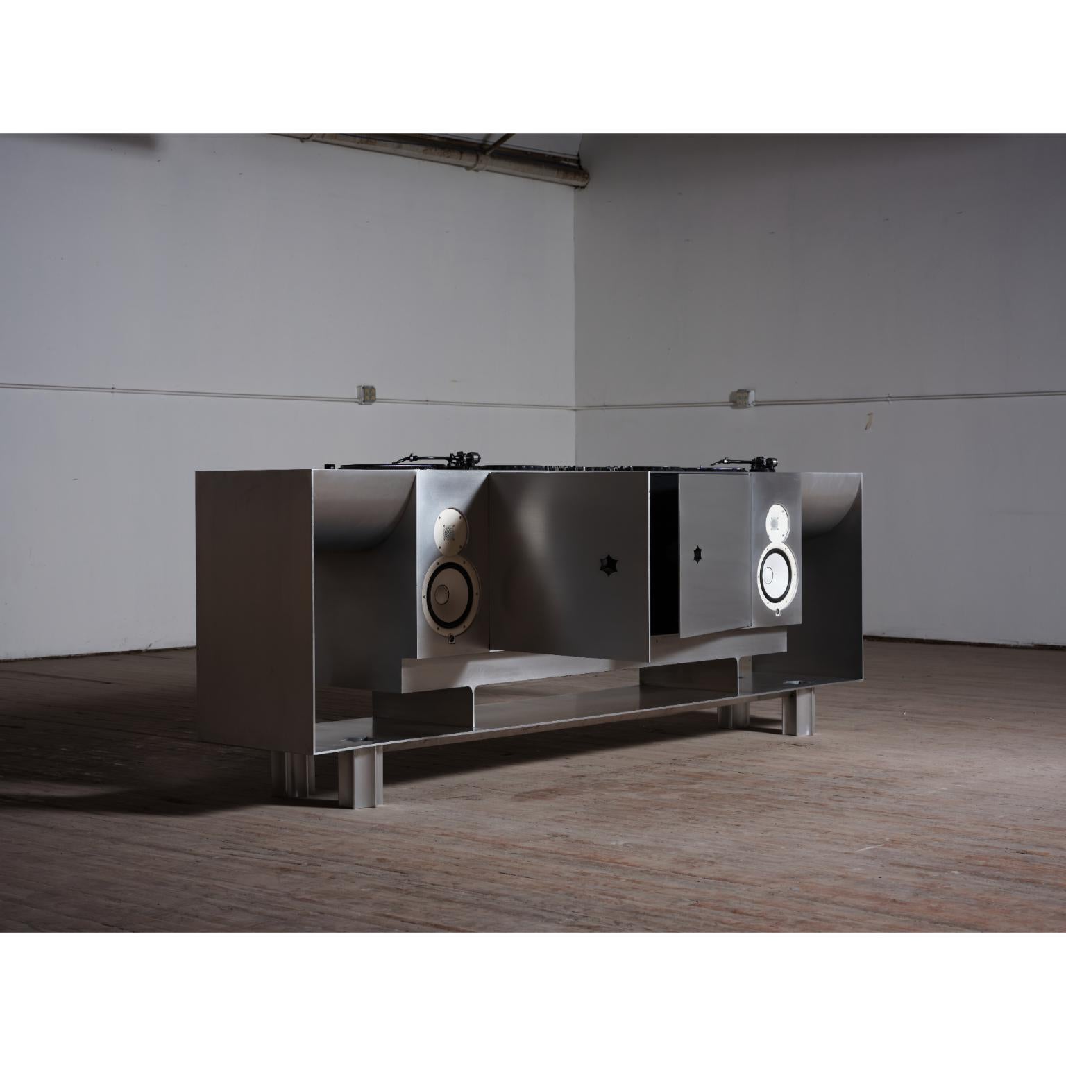 Credenza in Aluminum by Asher Gillman In New Condition For Sale In Geneve, CH