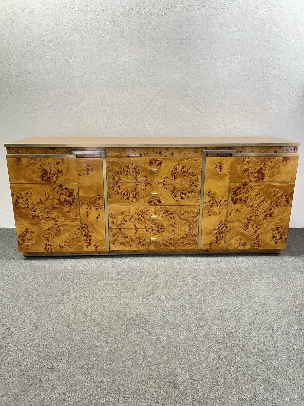 Credenza in cromo e legno di radica nello stile di Willy Rizzo, Italia, 1970.


Rara credenza in legno di radica nello stile di Willy Rizzo. Gli accenti cromati, lungo le linee pulite del pezzo, servono a enfatizzare la ricchezza del legno e a