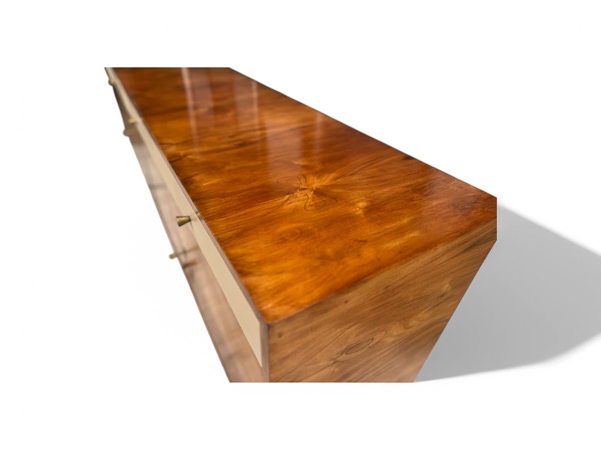 Disponible aujourd'hui, cette crédence en bois dur et laiton d'Ernesto Hauner, vers les années 1960, n'est rien de moins qu'une beauté !

Cette spectaculaire crédence moderne du milieu du siècle est fabriquée à partir du bois de Caviuna le plus fin