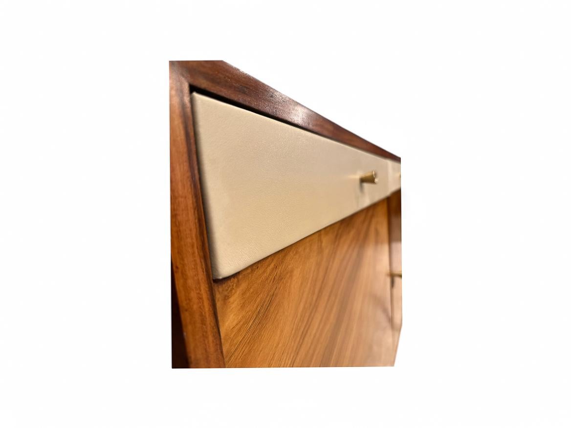 Crédence moderne brésilienne en bois dur et cuir, Ernesto Hauner, vers les années 1960 en vente 3