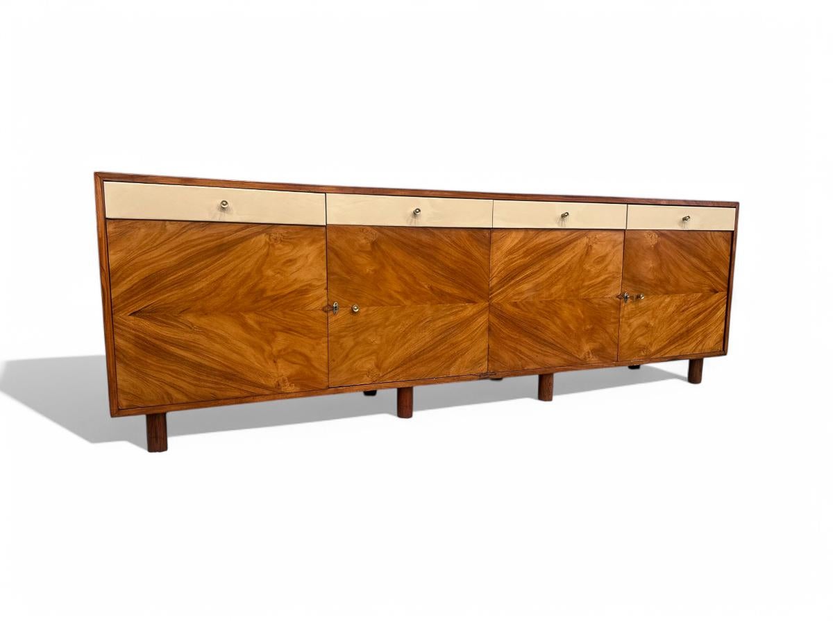 Crédence moderne brésilienne en bois dur et cuir, Ernesto Hauner, vers les années 1960 en vente 6