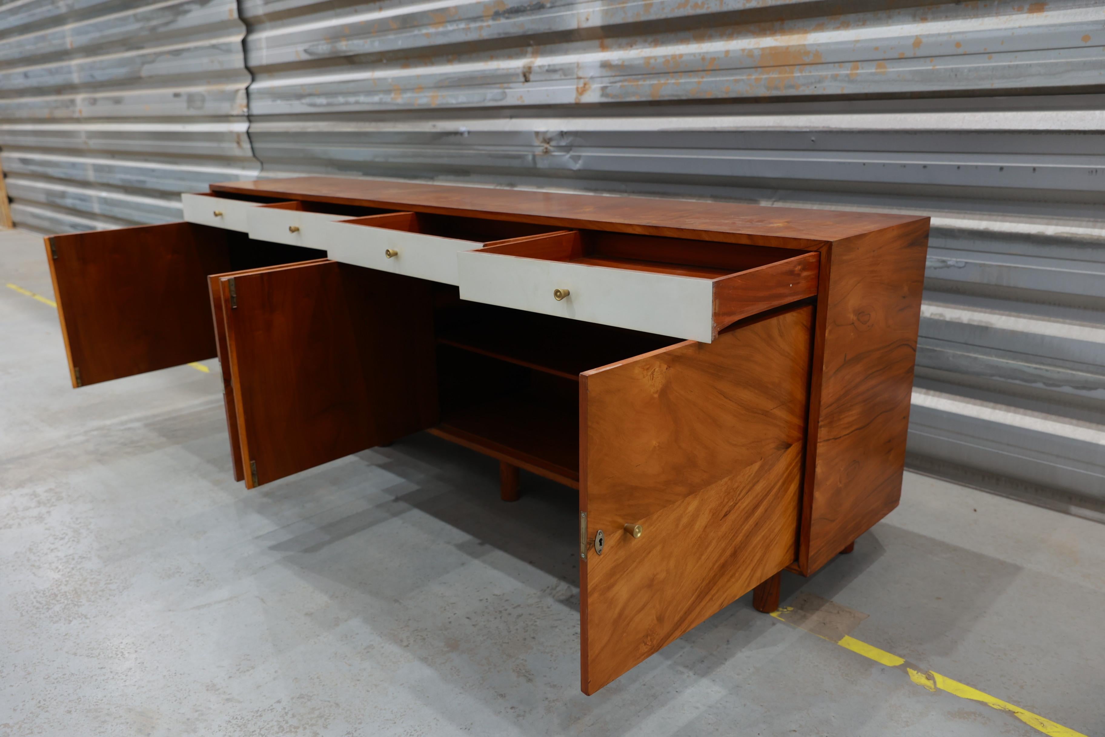 Mid-Century Modern Credenza in Hardwood and Brass, Ernesto Hauner for Mobilinea, c. 1960s For Sale