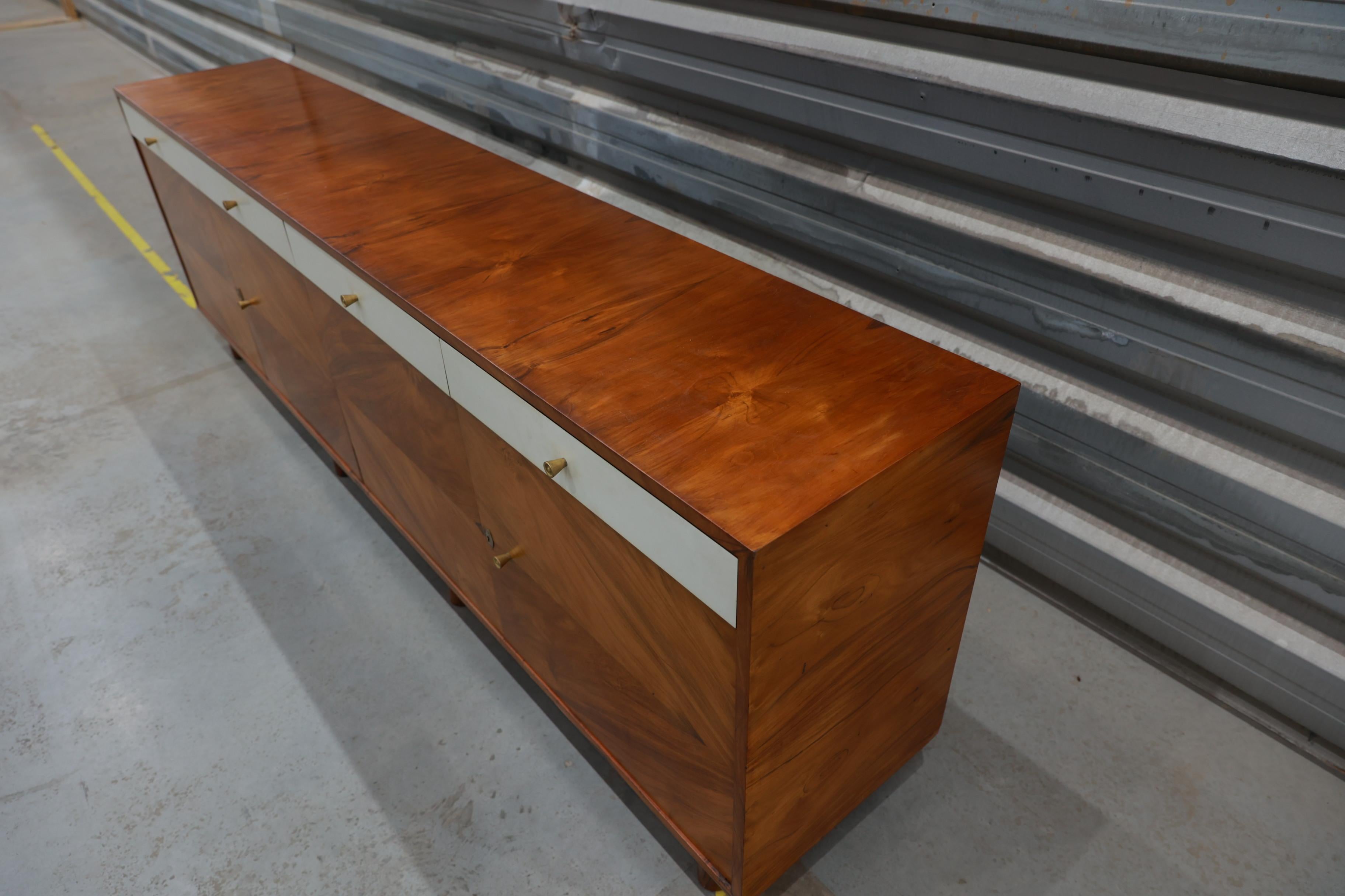 Hand-Crafted Credenza in Hardwood and Brass, Ernesto Hauner for Mobilinea, c. 1960s For Sale