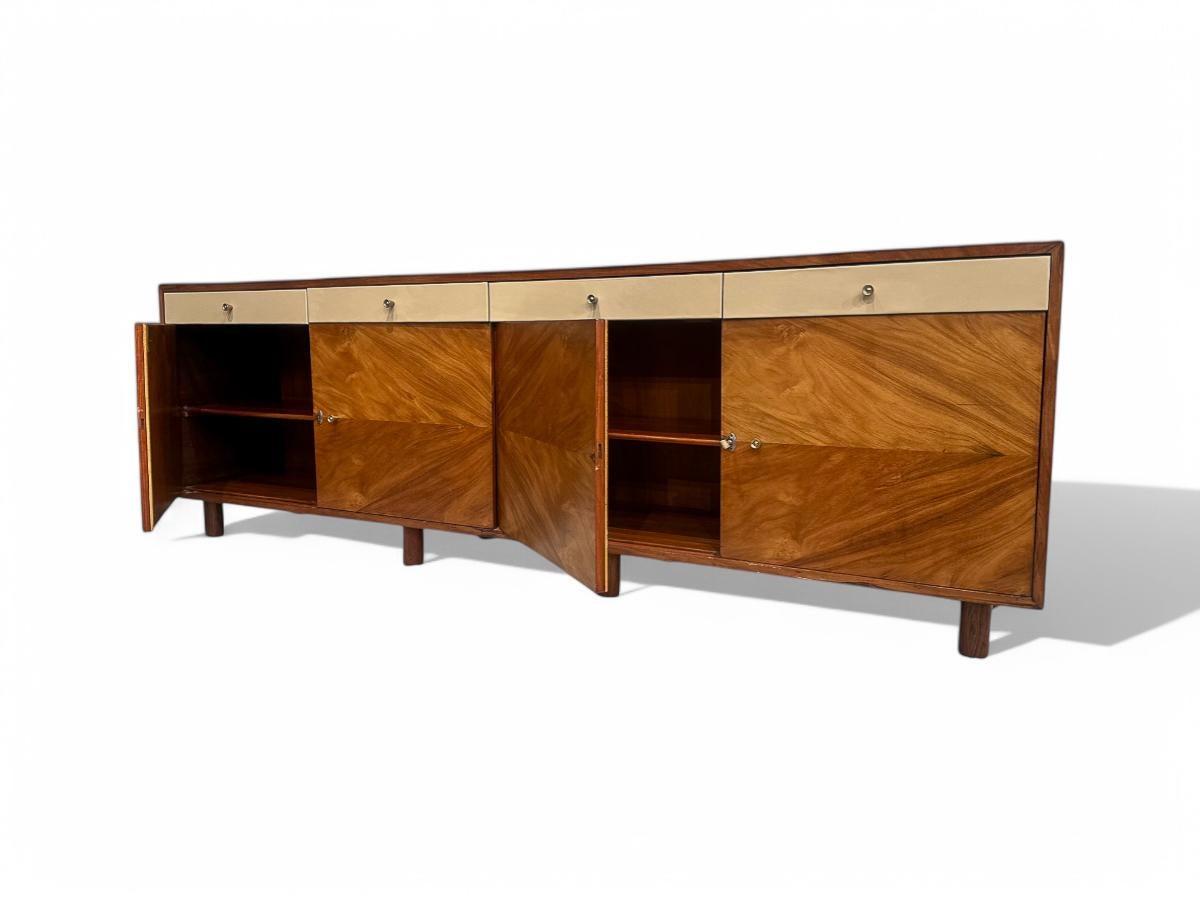 Mid-Century Modern Crédence moderne brésilienne en bois dur et cuir, Ernesto Hauner, vers les années 1960 en vente