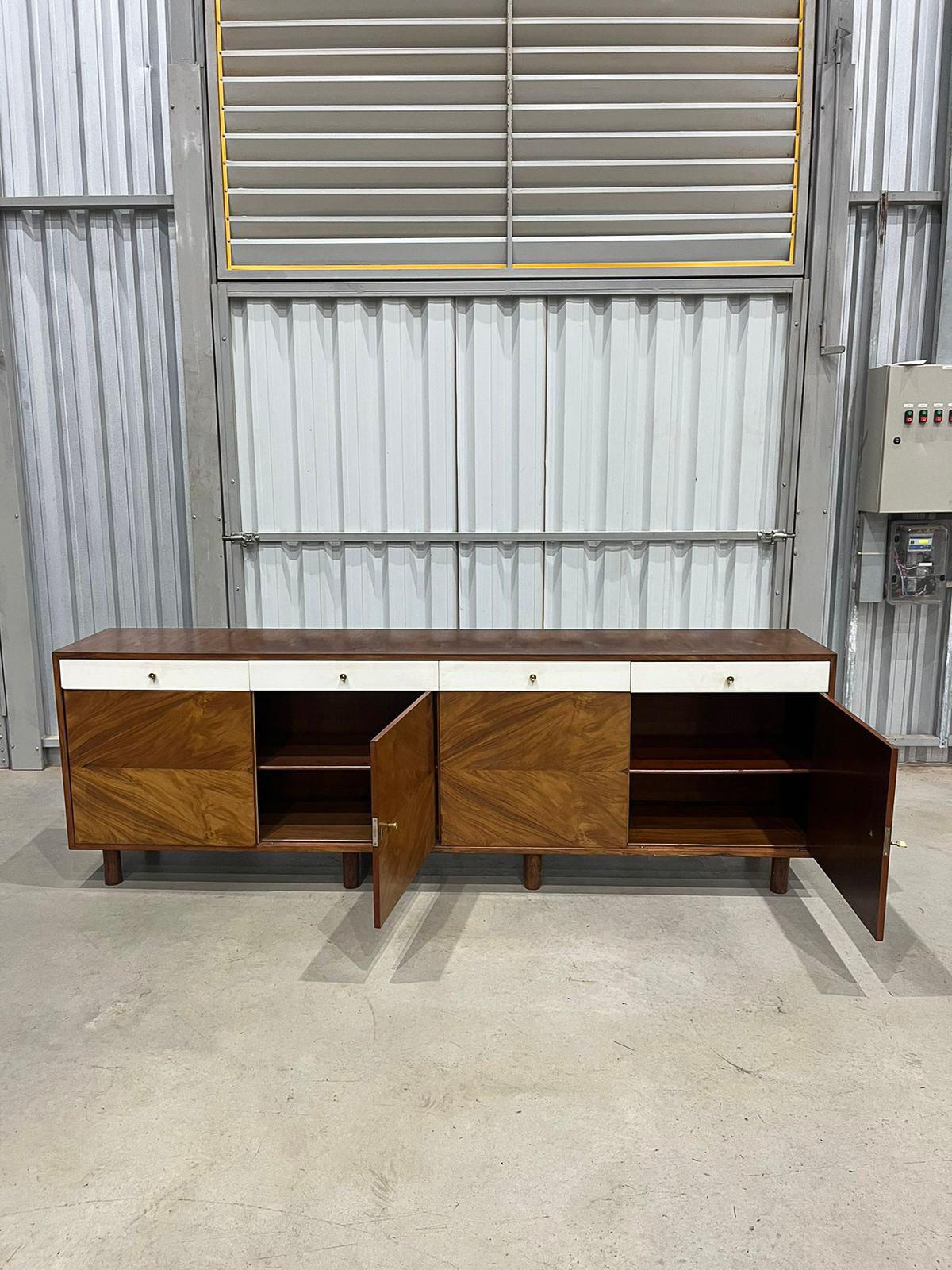 Credenza in Hardwood and Brass, Ernesto Hauner for Mobilinea, c. 1960s In Good Condition For Sale In New York, NY