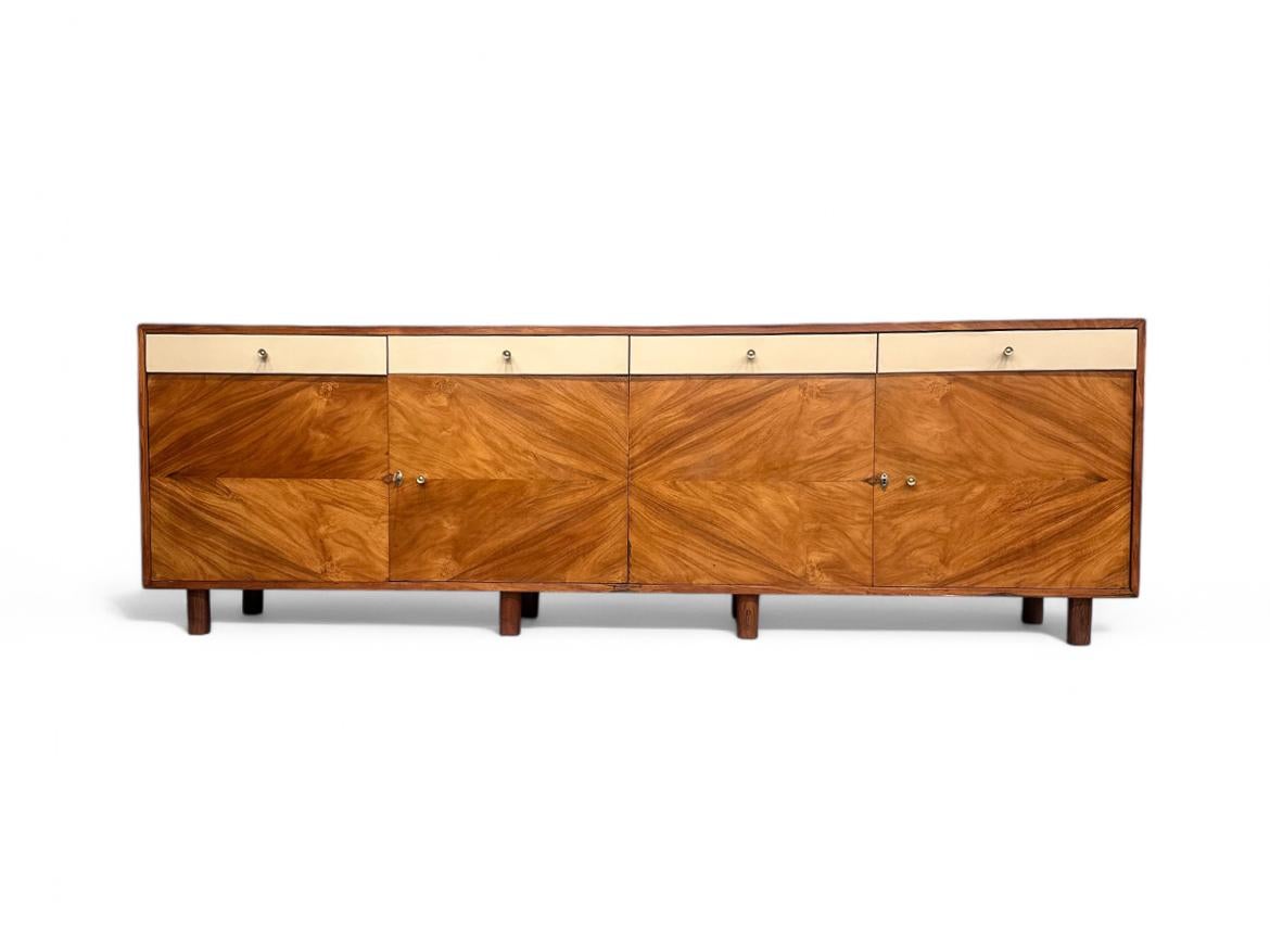 Brésilien Crédence moderne brésilienne en bois dur et cuir, Ernesto Hauner, vers les années 1960 en vente