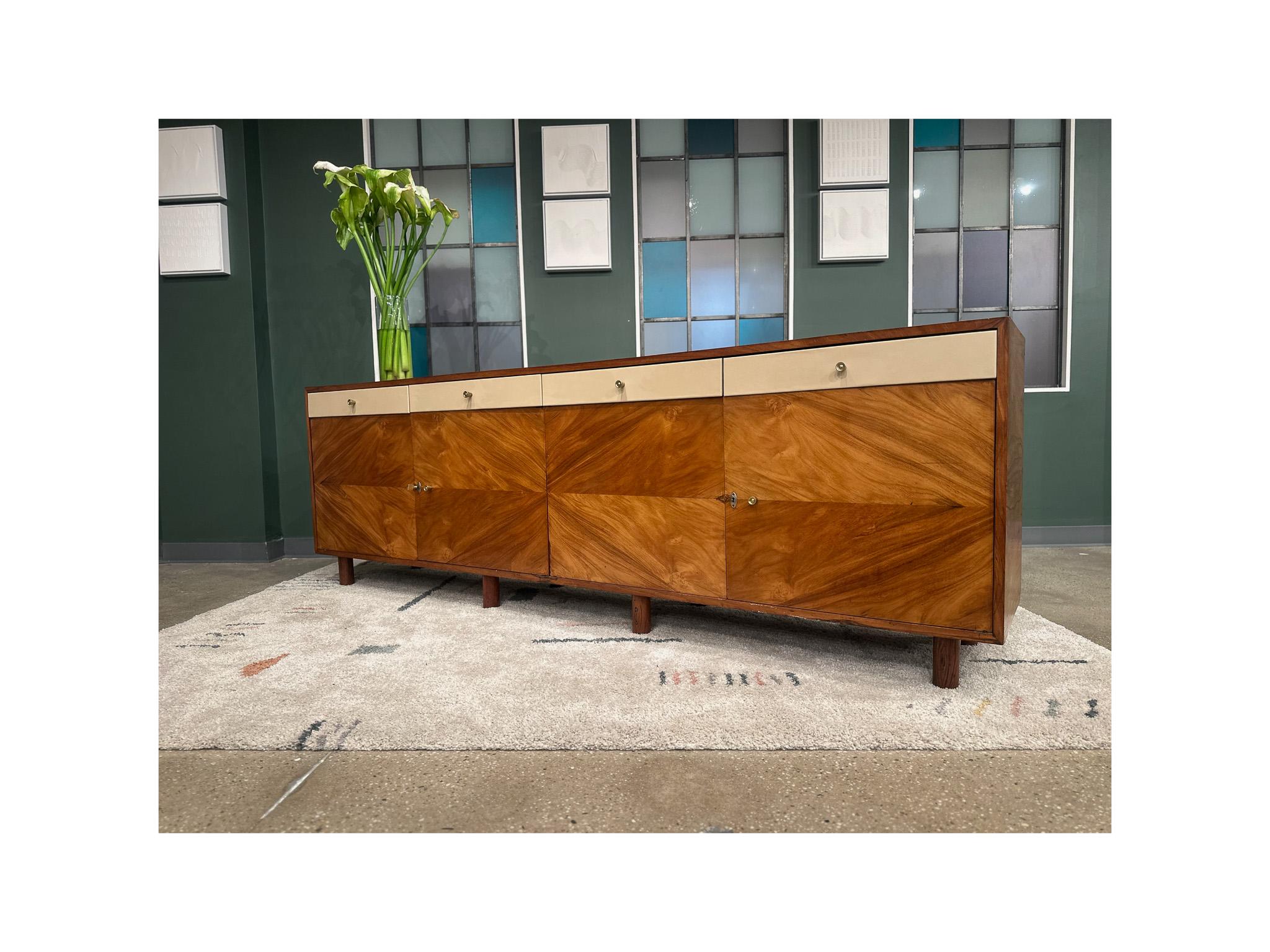 Crédence moderne brésilienne en bois dur et cuir, Ernesto Hauner, vers les années 1960 Bon état - En vente à New York, NY