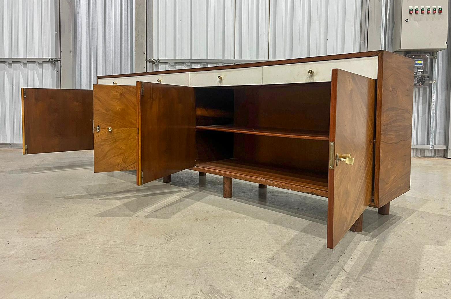 Credenza in Hardwood and Brass, Ernesto Hauner for Mobilinea, c. 1960s For Sale 2