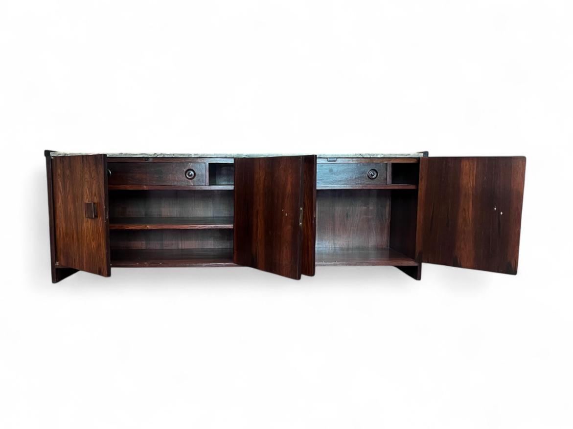 Falegnameria Credenza in legno duro attribuita a Joaquim Tenreiro per Laubitsch & Hirth, anni '40 in vendita