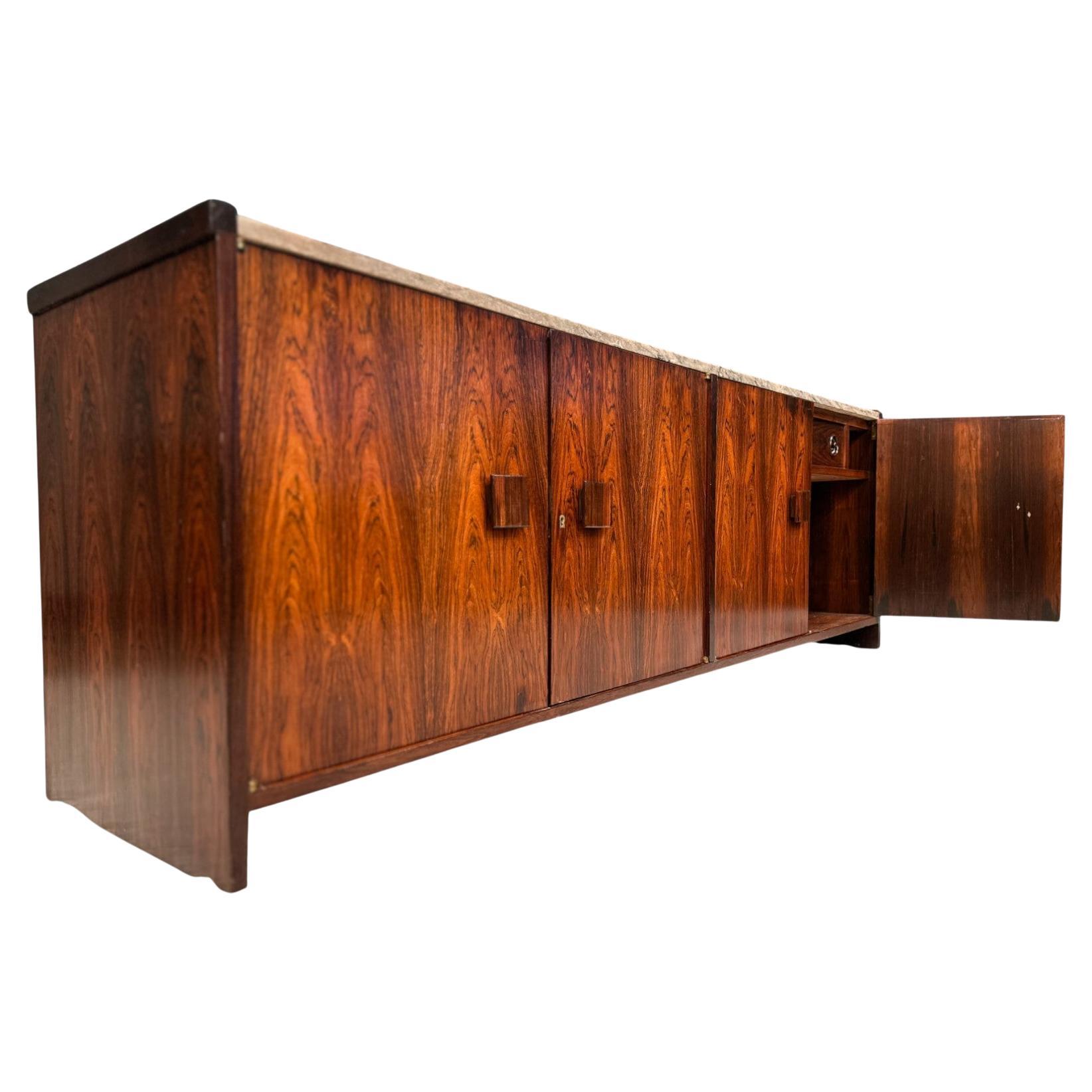 Crédence en bois dur attribuée à Joaquim Tenreiro pour Laubitsch & Hirth, années 1940