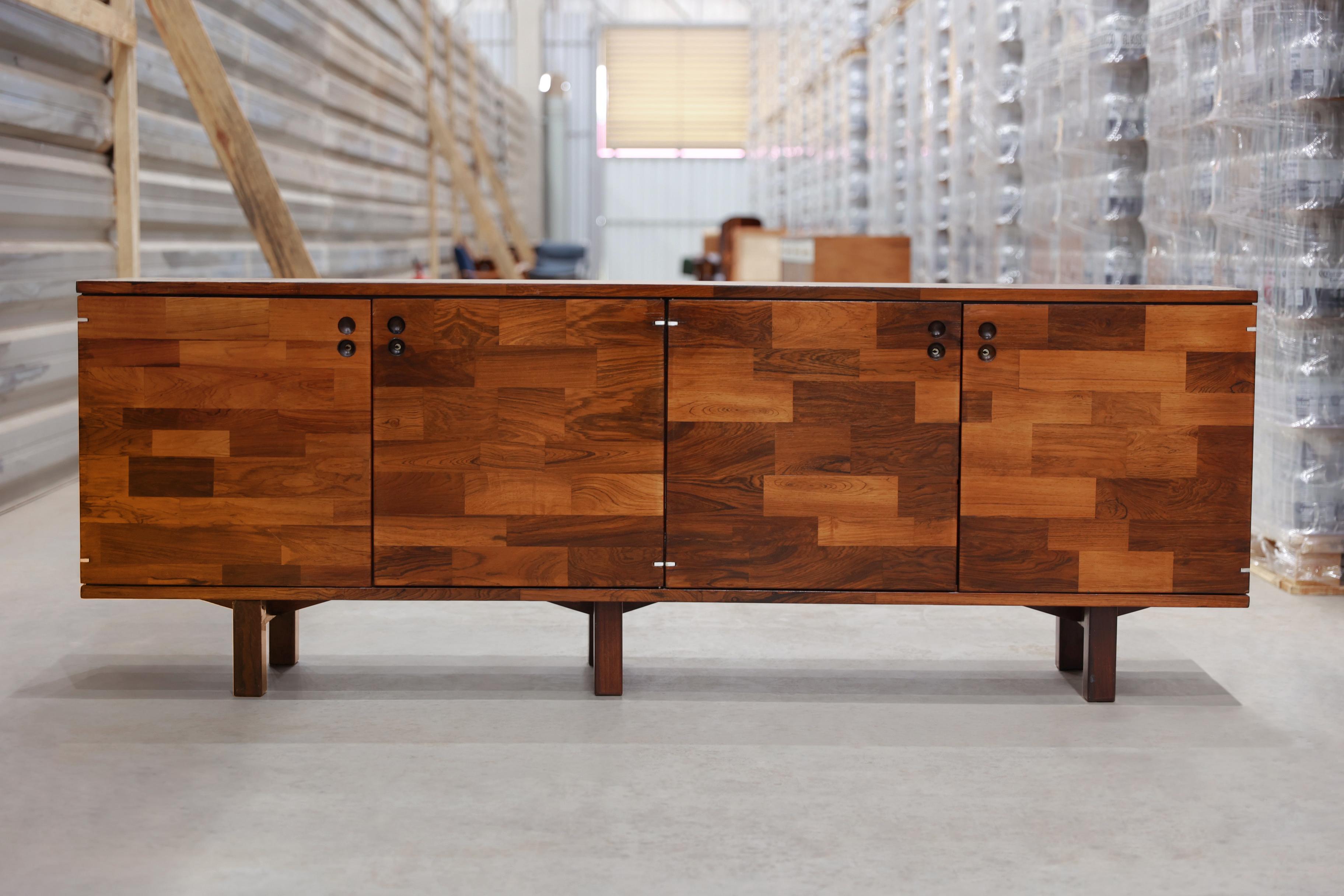 This credenza was designed by Jorge Zalszupin and manufactured by L’Atelier in the 1960s. This piece is part of a whole series of products with modular elements. The buyers could choose how to assemble their own furniture piece by selecting the