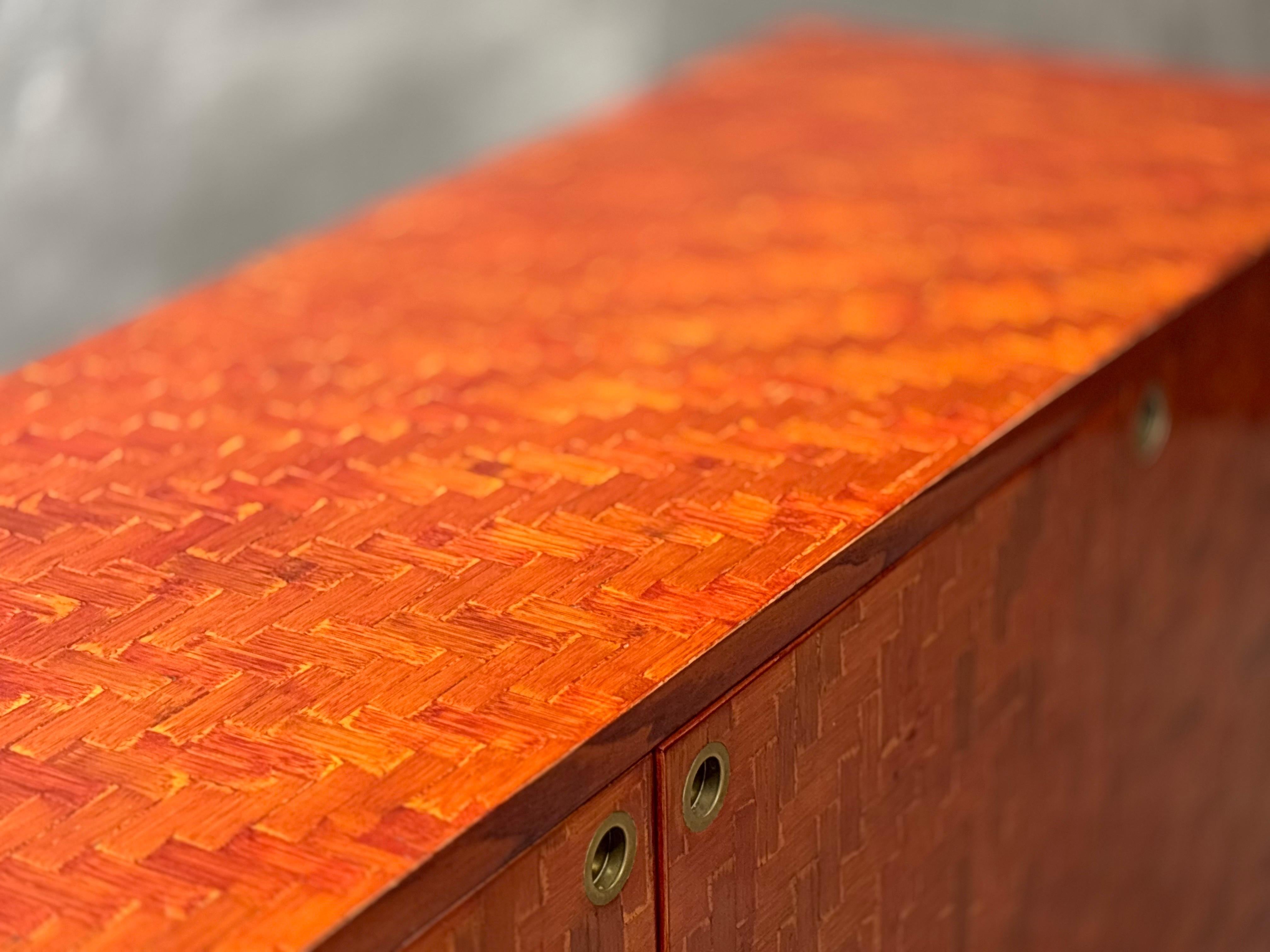 Credenza in legno e bambù, prodotta da Turri in Italia negli anni '70.
Costituita da e abate con ripiani più una con cassetti. Rifinita internamente y posteriormente adatta quindi a centri stanza.