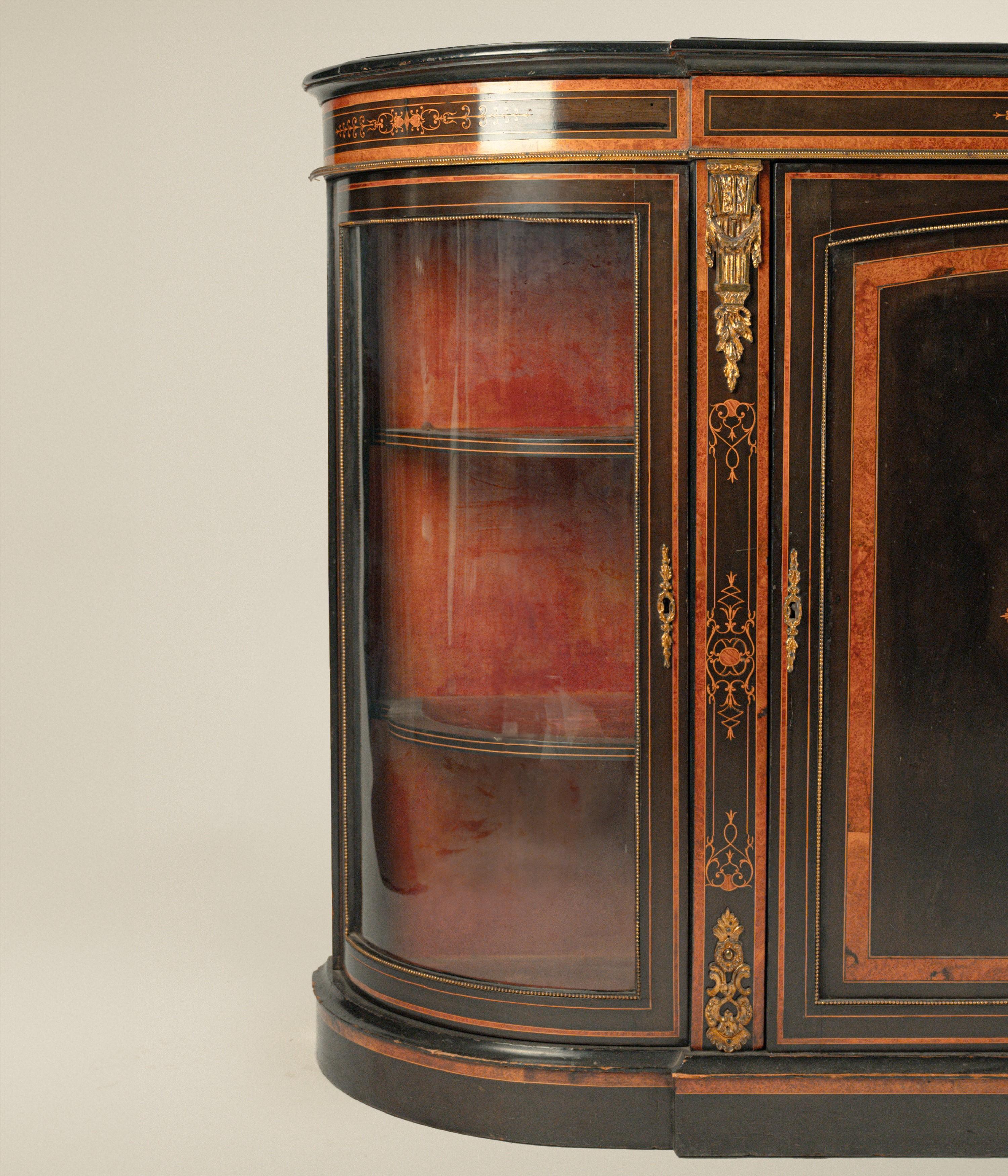 Credenza in legno ebanizzato e intarsiata, Inghilterra,  XIX secolo English en venta