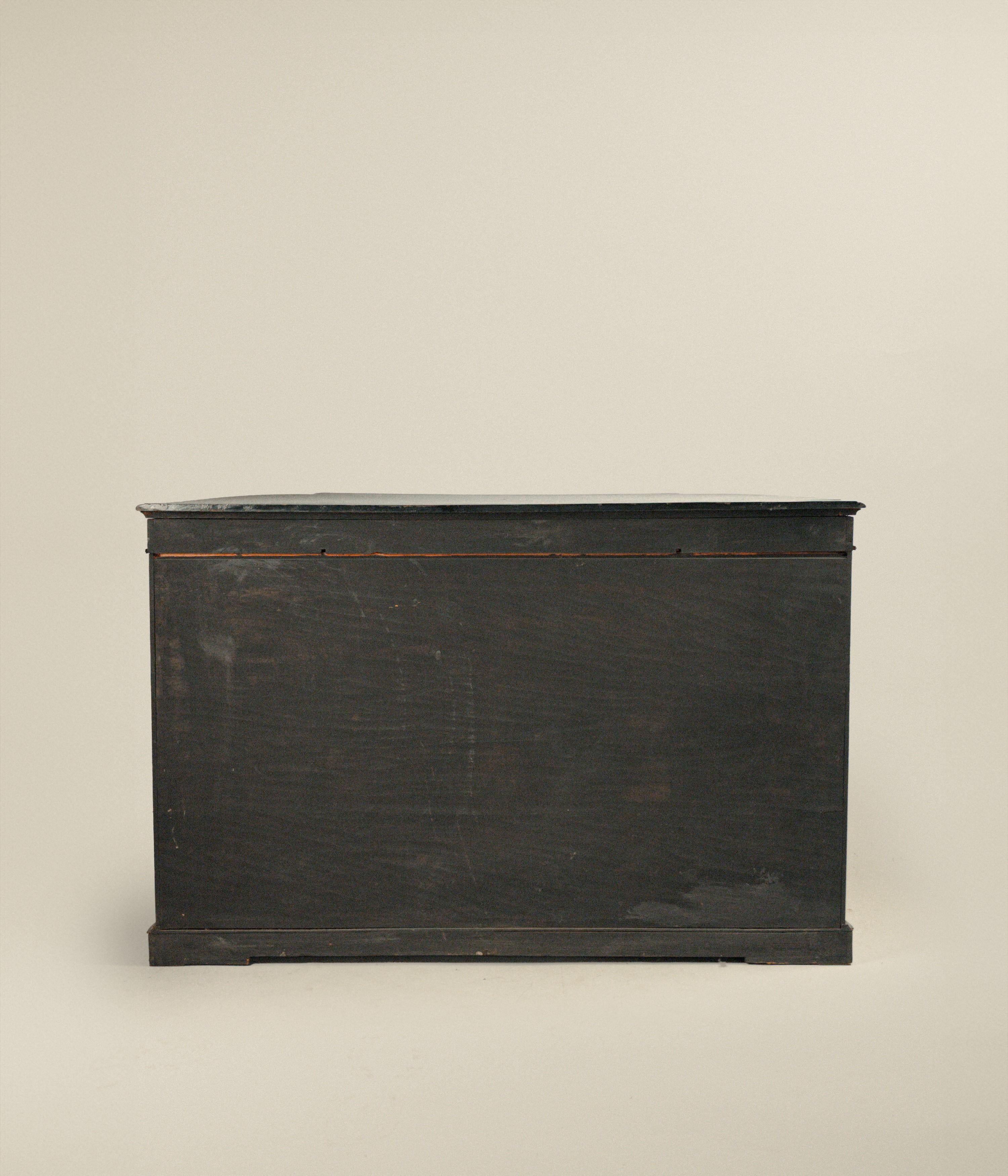 Credenza in legno ebanizzato e intarsiata, Inghilterra,  XIX secolo Ebonizado en venta