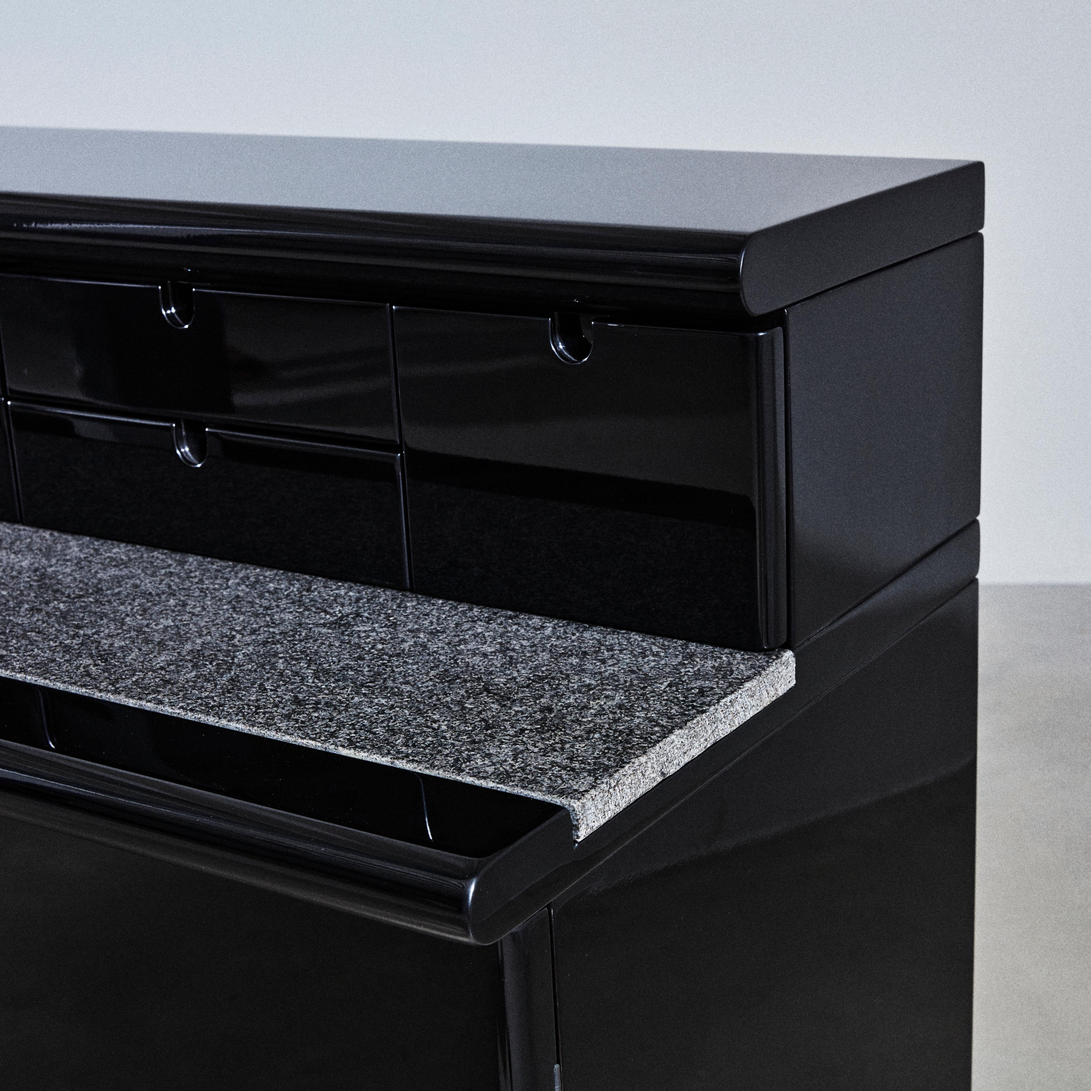 Buffet en bois laqué noir et pierre naturelle, conçu par Guido Faleschini, fin des années 1970, début des années 1980. L'armoire est dans un état splendide puisqu'il s'agit d'un article de stock, l'intérieur en chêne est parfait. Il peut être