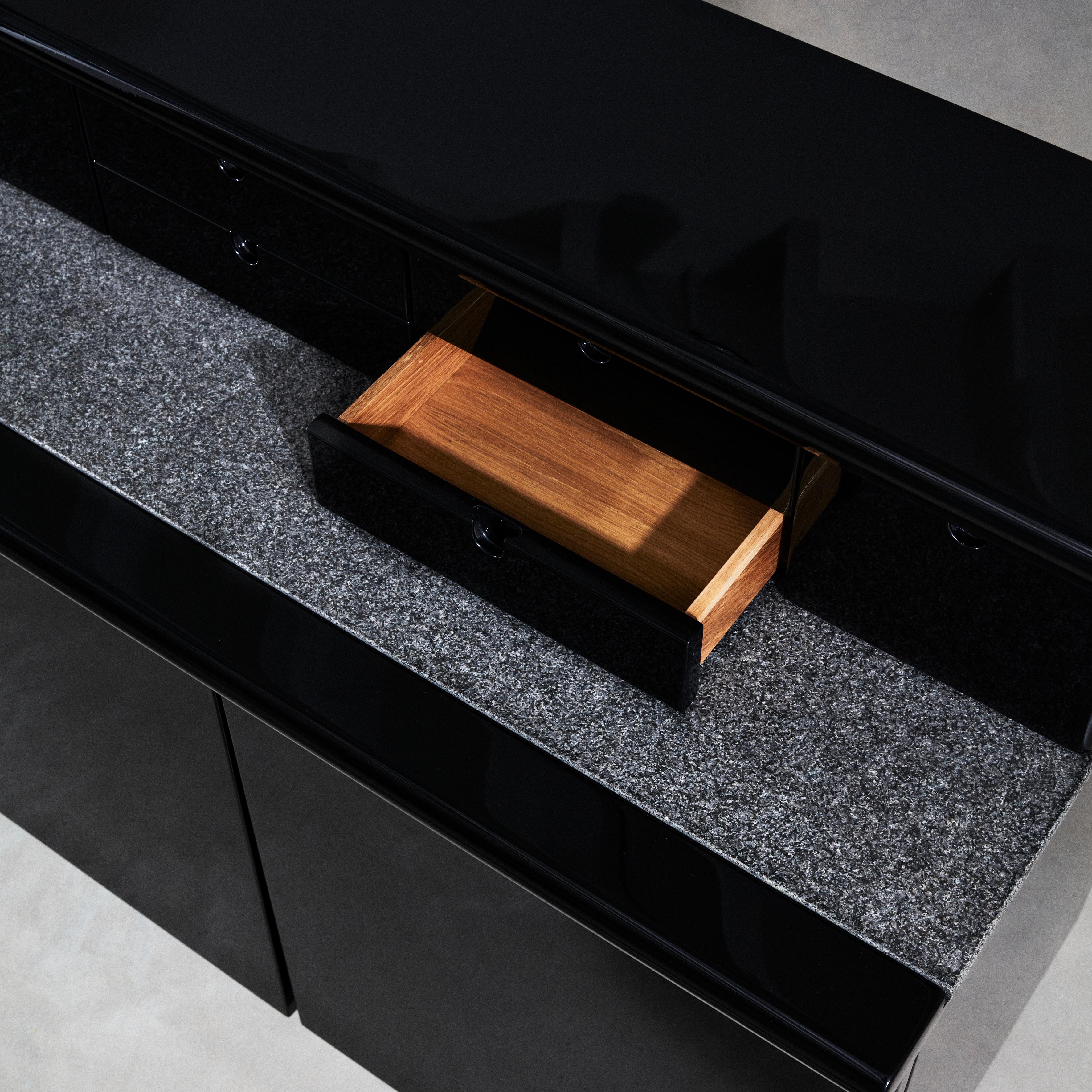 Buffet en bois laqué noir et pierre. Design Guido Faleschini Bon état - En vente à Milan, IT