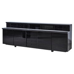 Credenza in legno laccato nero e pietra. Disegno Guido Faleschini