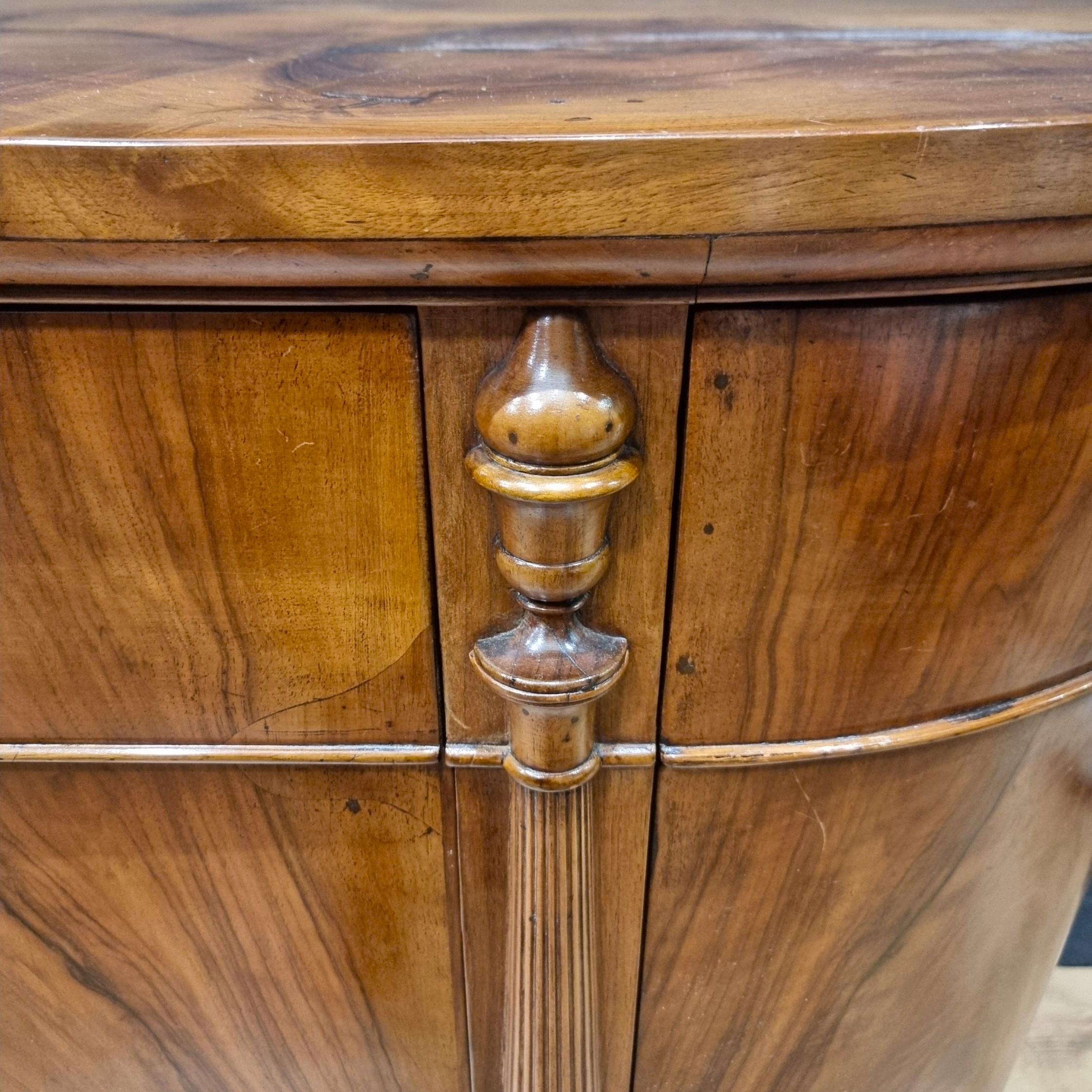 Buffet en noyer Charles X 1820 en vente 8